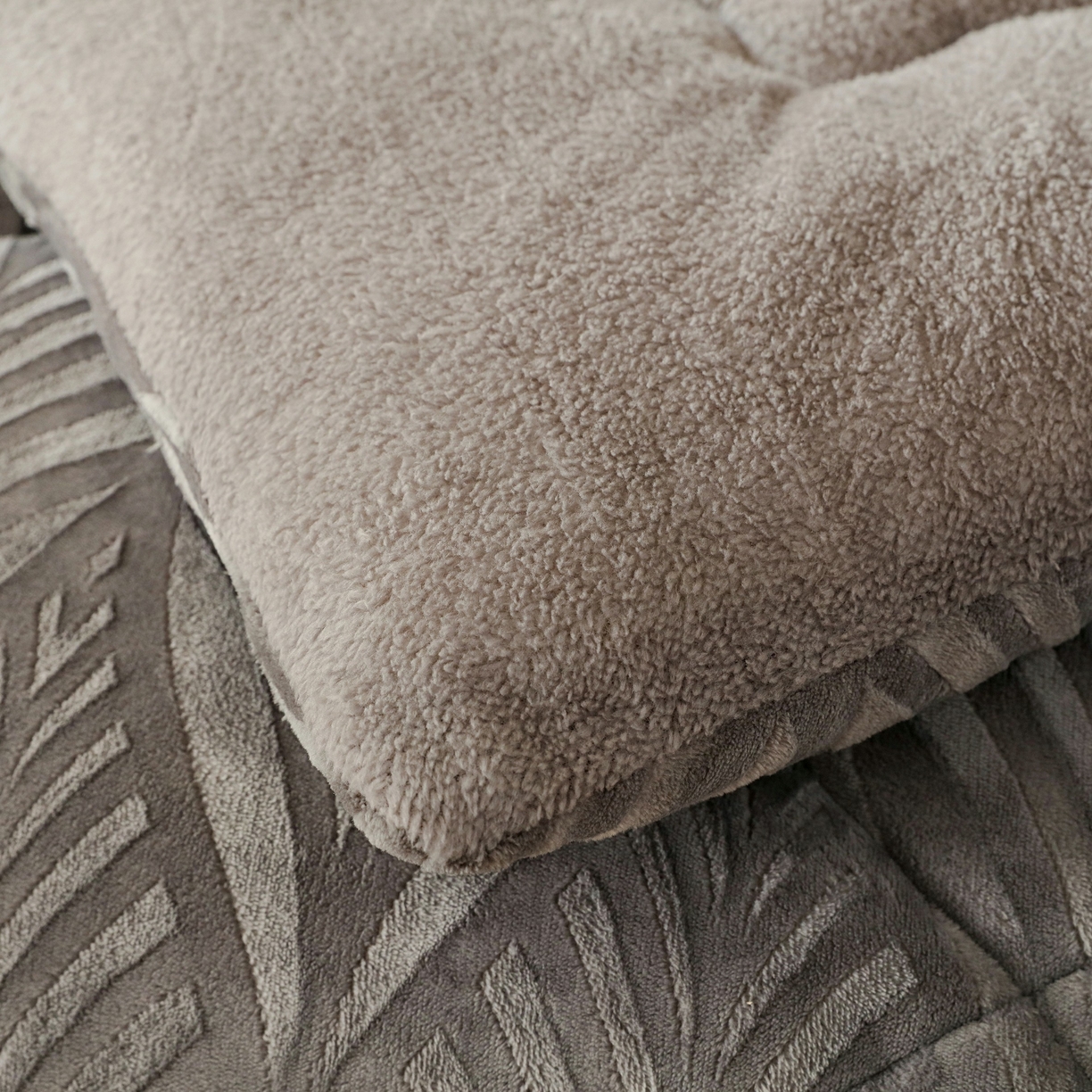 91家纺网 家纺一手货源 找家纺 爱微坊 2025年新款牛奶绒立体雕花加厚保暖冬被被子被芯 牛奶绒雕花-烟灰色