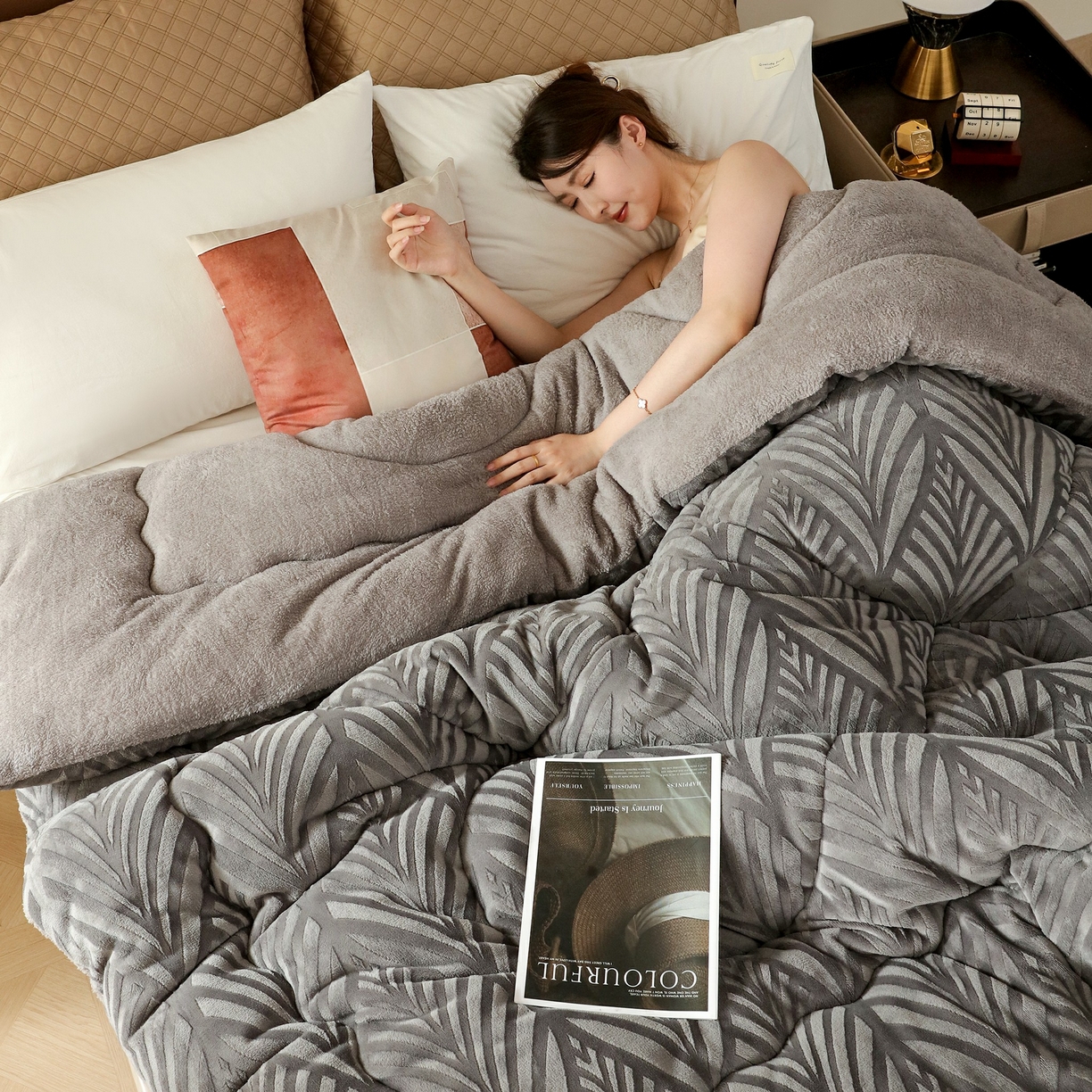 91家纺网 家纺一手货源 找家纺 爱微坊 2025年新款牛奶绒立体雕花加厚保暖冬被被子被芯 牛奶绒雕花-烟灰色