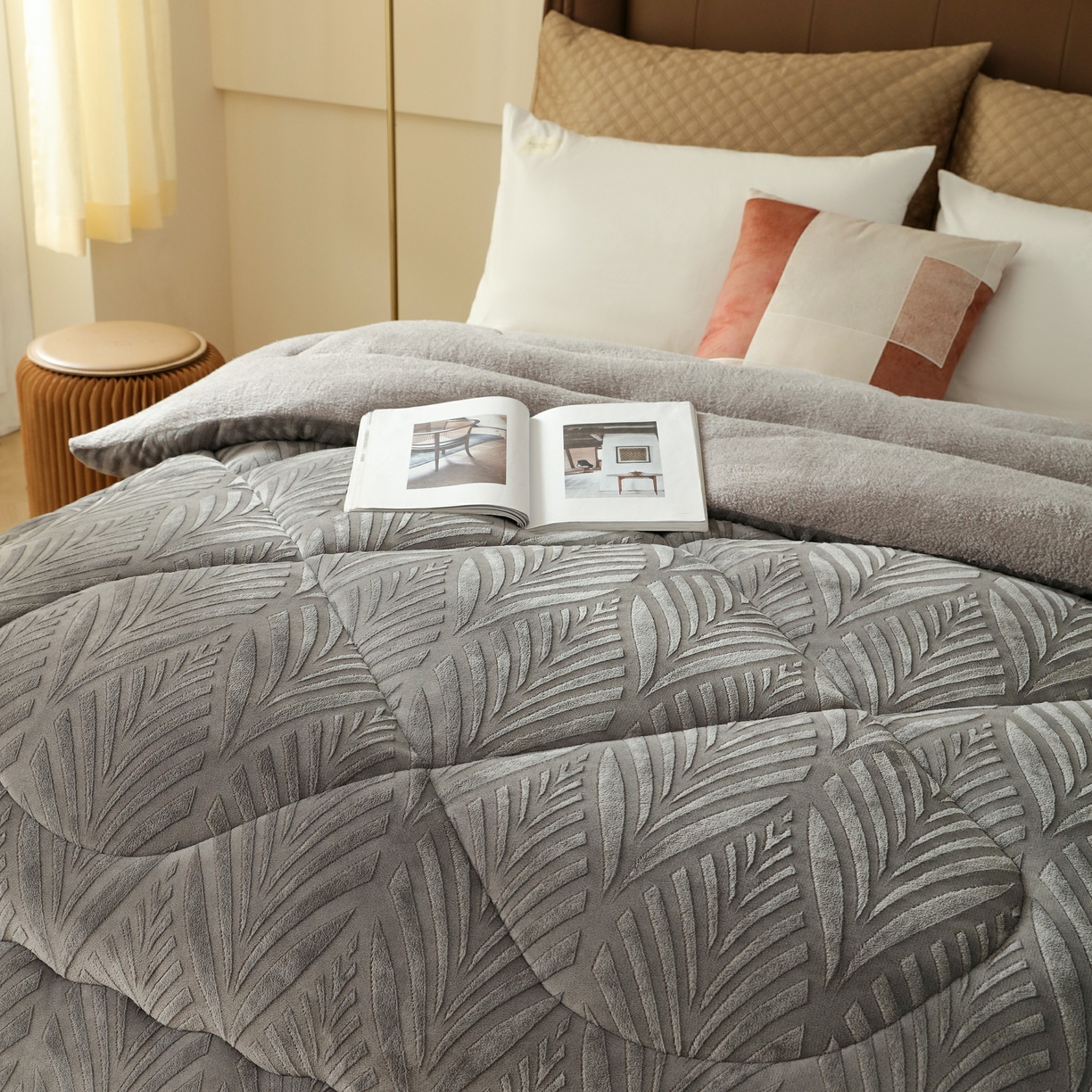 91家纺网 家纺一手货源 找家纺 爱微坊 2025年新款牛奶绒立体雕花加厚保暖冬被被子被芯 牛奶绒雕花-烟灰色