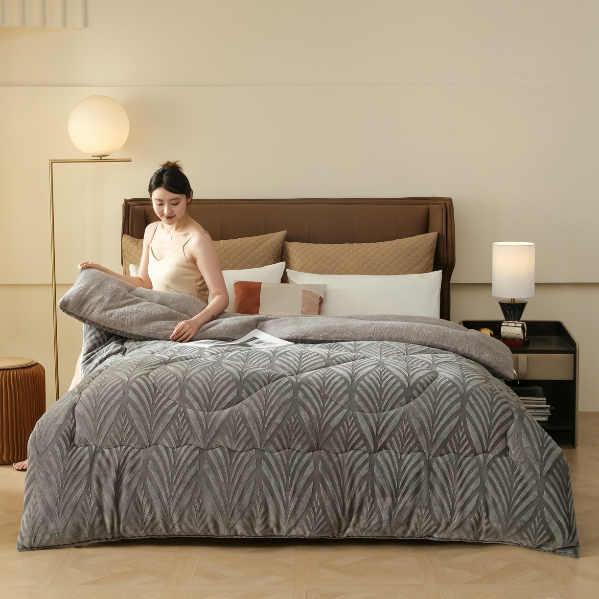 91家纺网 家纺一手货源 找家纺 爱微坊 2025年新款牛奶绒立体雕花加厚保暖冬被被子被芯 牛奶绒雕花-烟灰色