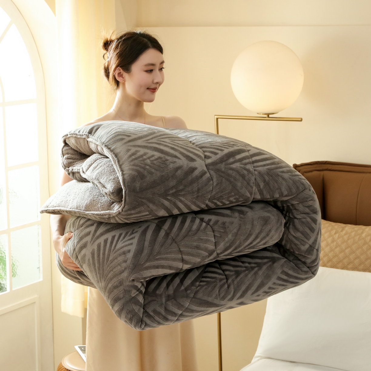 91家纺网 家纺一手货源 找家纺 爱微坊 2025年新款牛奶绒立体雕花加厚保暖冬被被子被芯 牛奶绒雕花-烟灰色