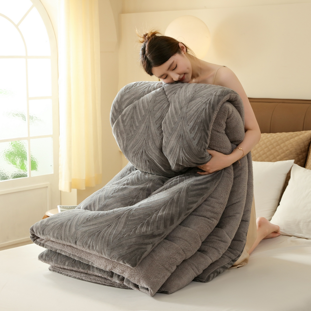 91家纺网 家纺一手货源 找家纺 爱微坊 2025年新款牛奶绒立体雕花加厚保暖冬被被子被芯 牛奶绒雕花-烟灰色