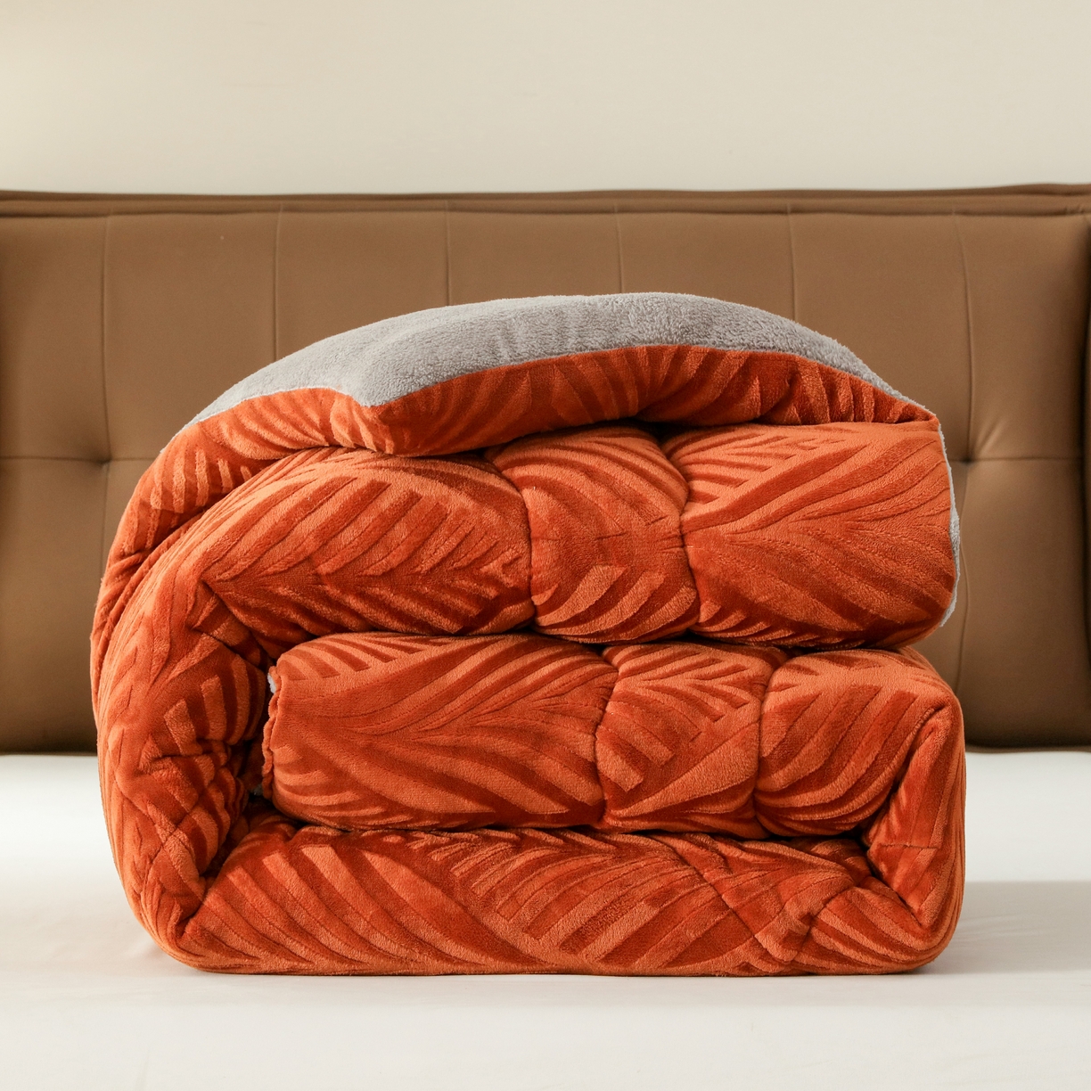 91家纺网 家纺一手货源 找家纺 爱微坊 2025年新款牛奶绒立体雕花加厚保暖冬被被子被芯 牛奶绒雕花-橘红色