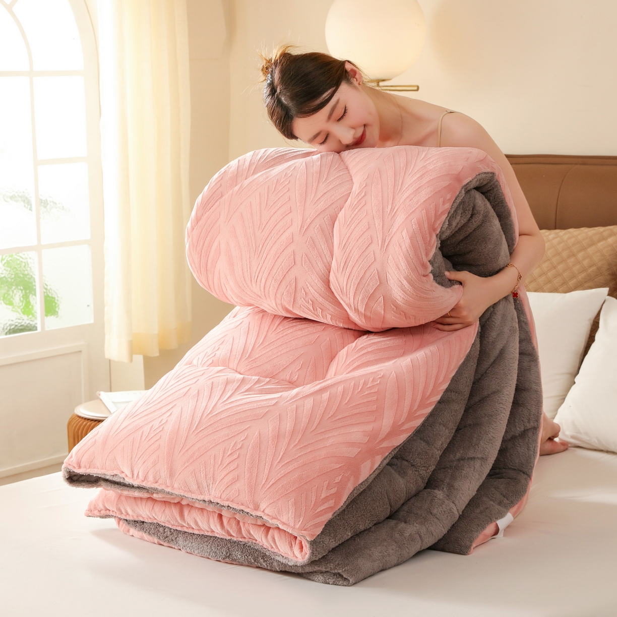 91家纺网 家纺一手货源 找家纺 （总）爱微坊 2025年新款牛奶绒立体雕花加厚保暖冬被被子被芯