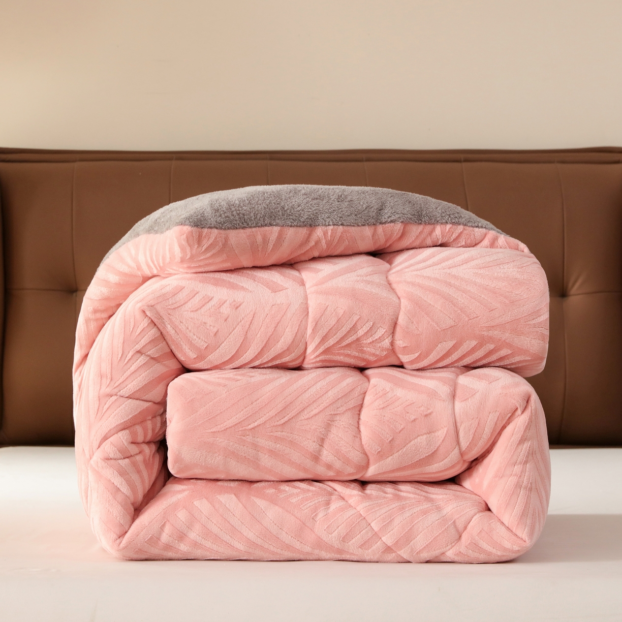 91家纺网 家纺一手货源 找家纺 （总）爱微坊 2025年新款牛奶绒立体雕花加厚保暖冬被被子被芯