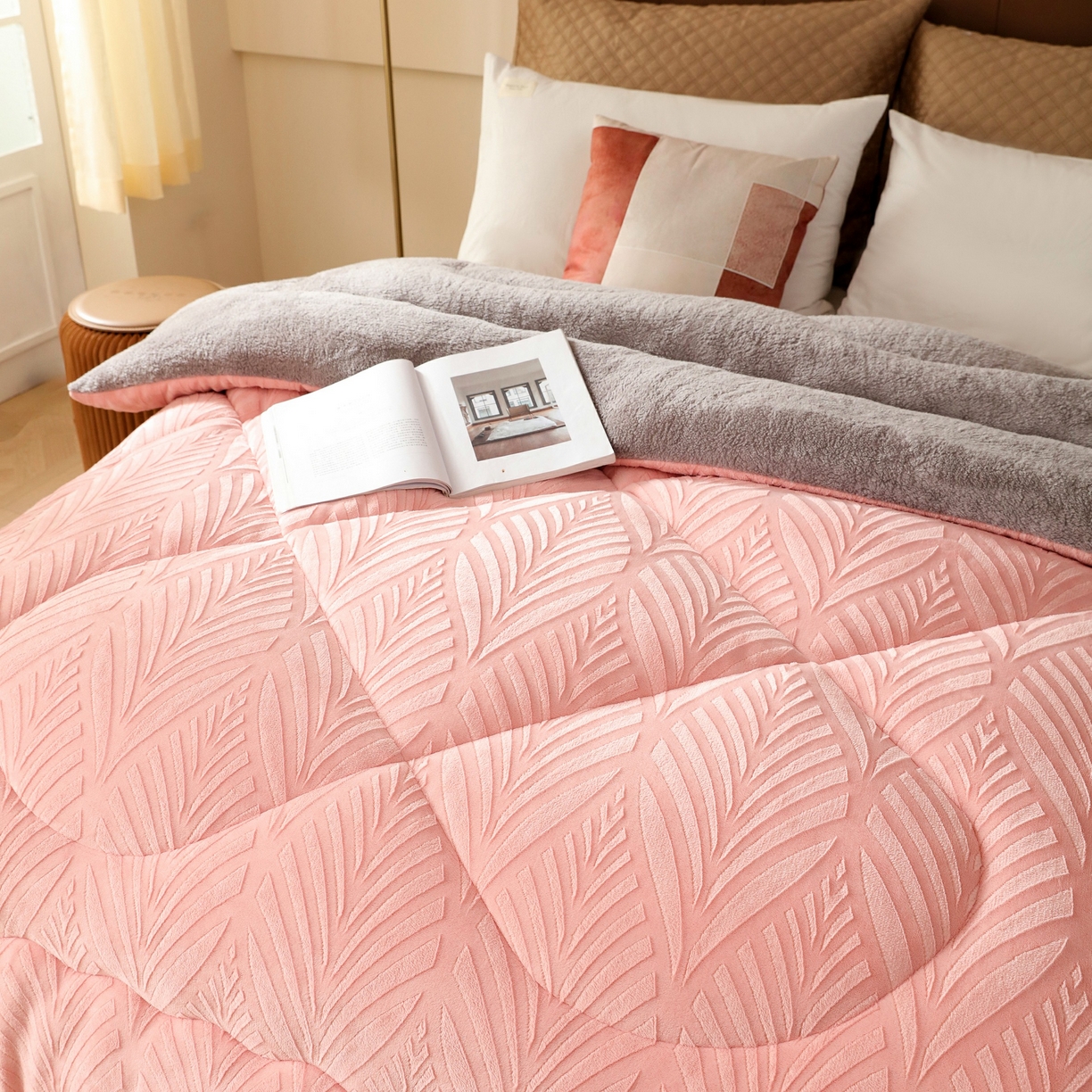 91家纺网 家纺一手货源 找家纺 爱微坊 2025年新款牛奶绒立体雕花加厚保暖冬被被子被芯 牛奶绒雕花-粉色