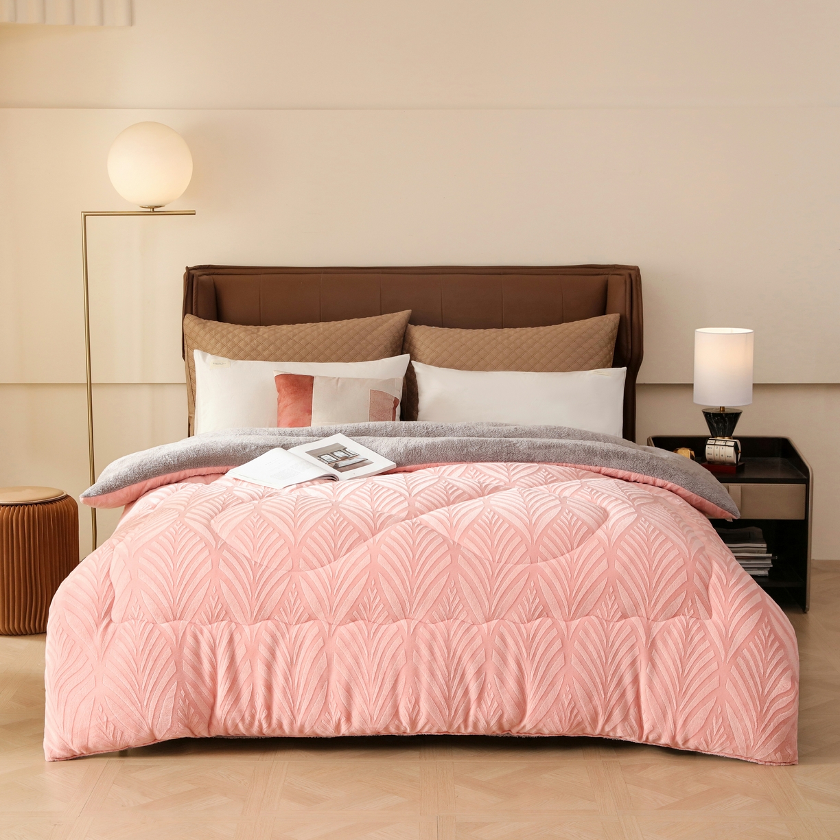 91家纺网 家纺一手货源 找家纺 爱微坊 2025年新款牛奶绒立体雕花加厚保暖冬被被子被芯 牛奶绒雕花-粉色