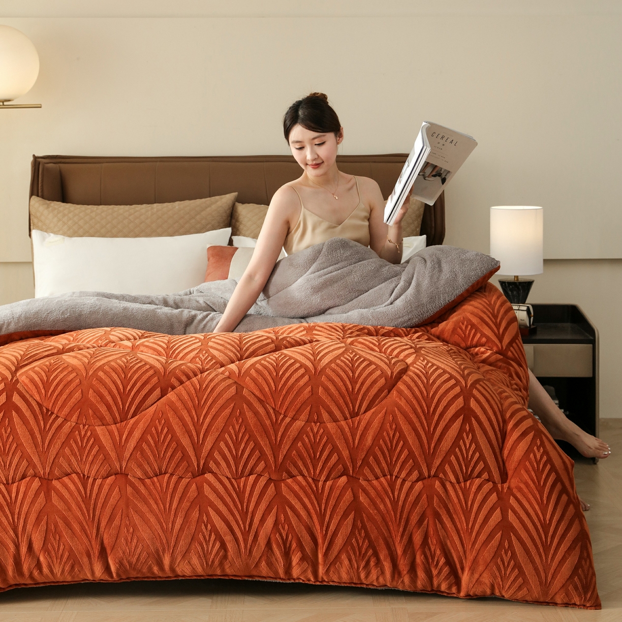 91家纺网 家纺一手货源 找家纺 爱微坊 2025年新款牛奶绒立体雕花加厚保暖冬被被子被芯 牛奶绒雕花-橘红色