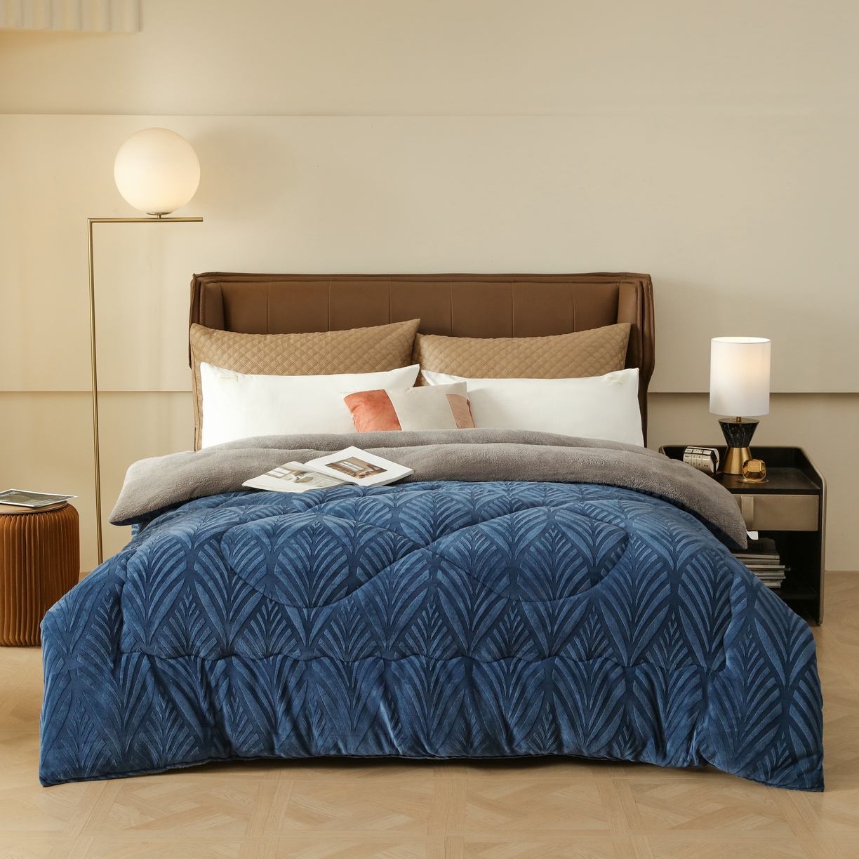 91家纺网 家纺一手货源 找家纺 爱微坊 2025年新款牛奶绒立体雕花加厚保暖冬被被子被芯 牛奶绒雕花-蓝色