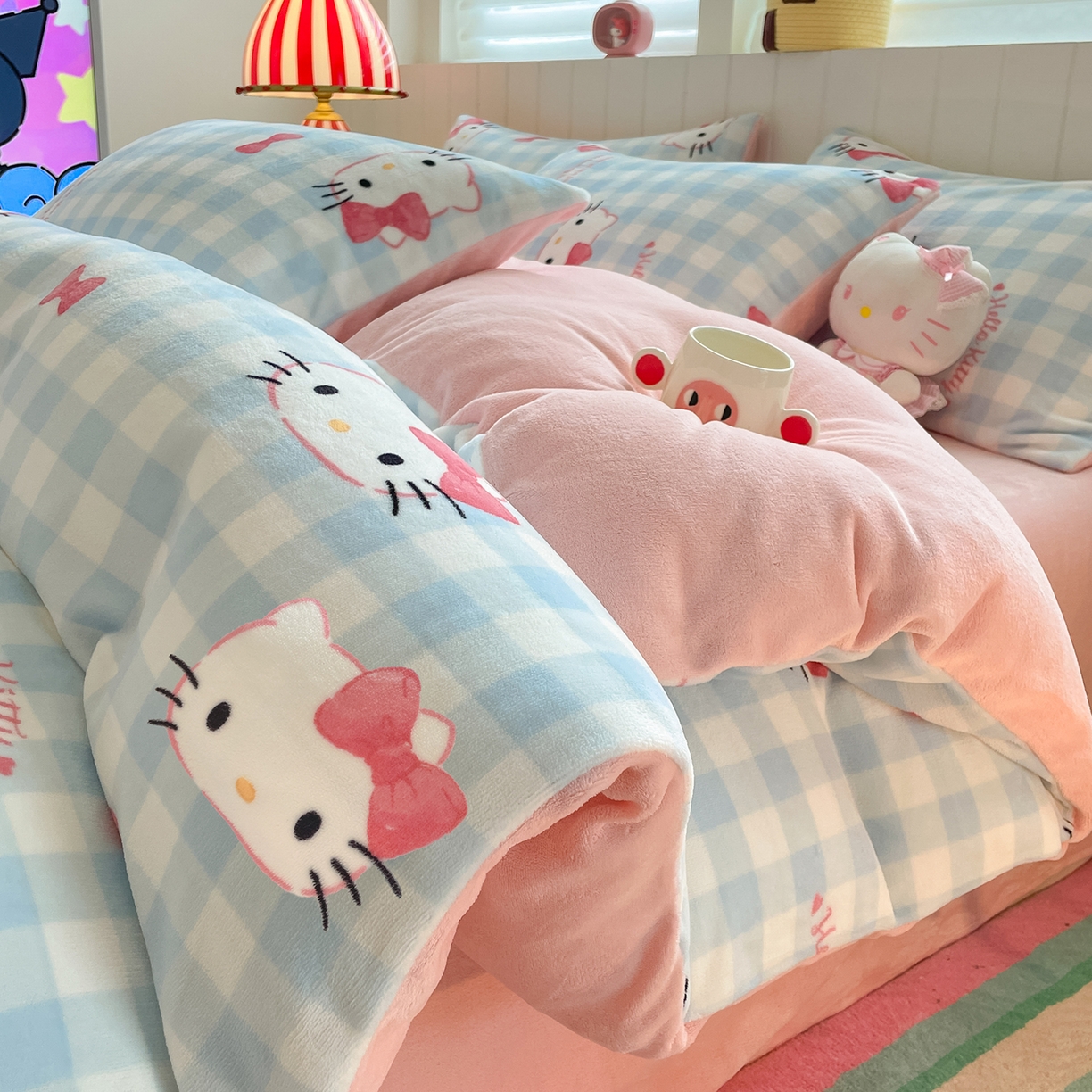 91家纺网 家纺一手货源 找家纺 金爱家 2025新款A类正版三丽鸥授权卡通加厚高克重牛奶绒系列四件套 绒三丽鸥-蓝格蝴蝶结kitty