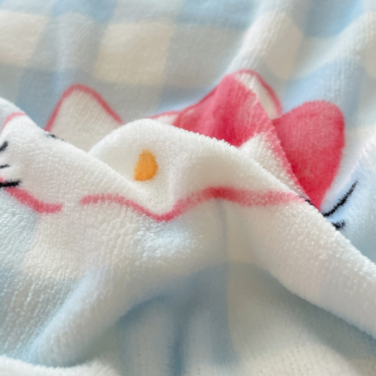 91家纺网 家纺一手货源 找家纺 金爱家 2025新款A类正版三丽鸥授权卡通加厚高克重牛奶绒系列四件套 绒三丽鸥-蓝格蝴蝶结kitty