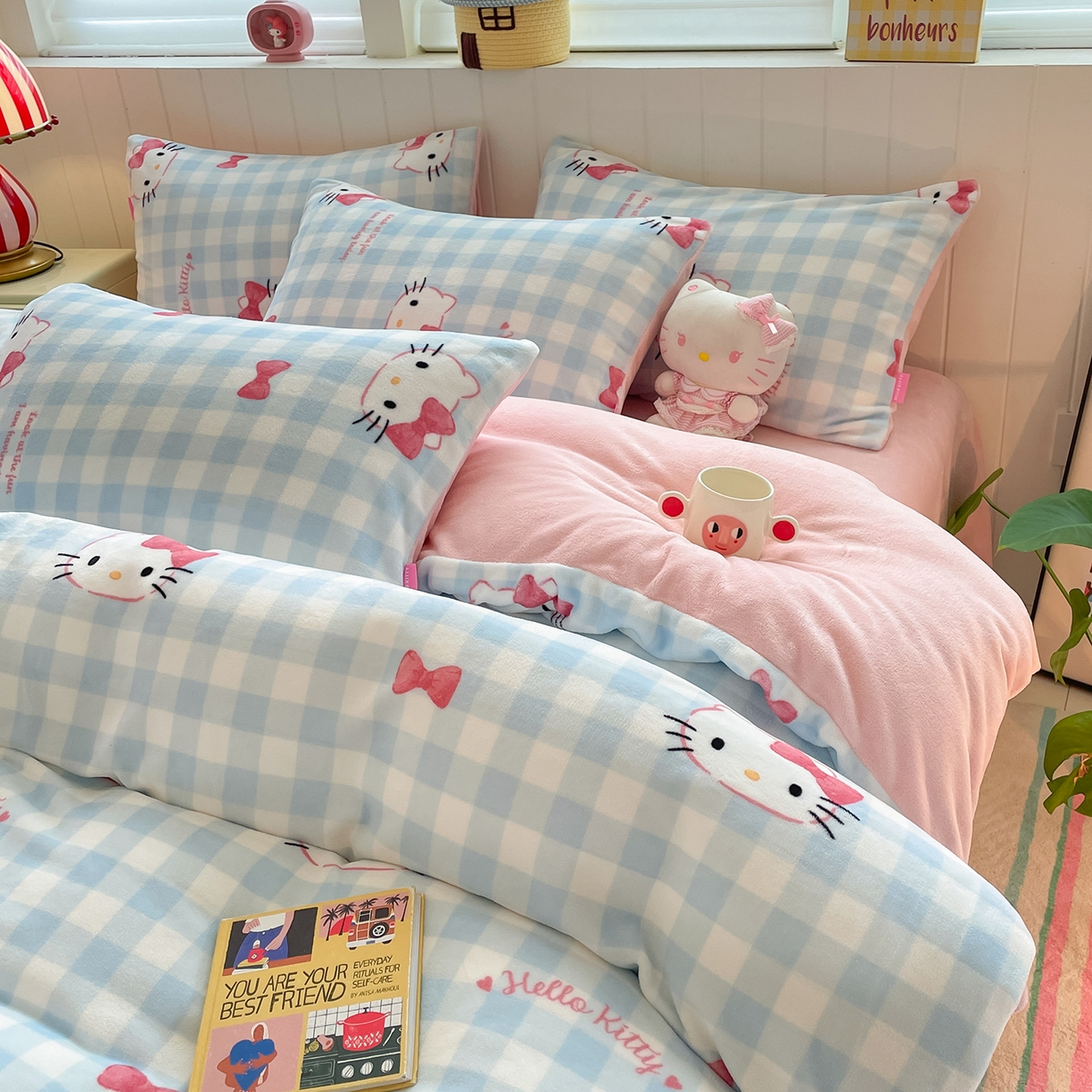 91家纺网 家纺一手货源 找家纺 金爱家 2025新款A类正版三丽鸥授权卡通加厚高克重牛奶绒系列四件套 绒三丽鸥-蓝格蝴蝶结kitty