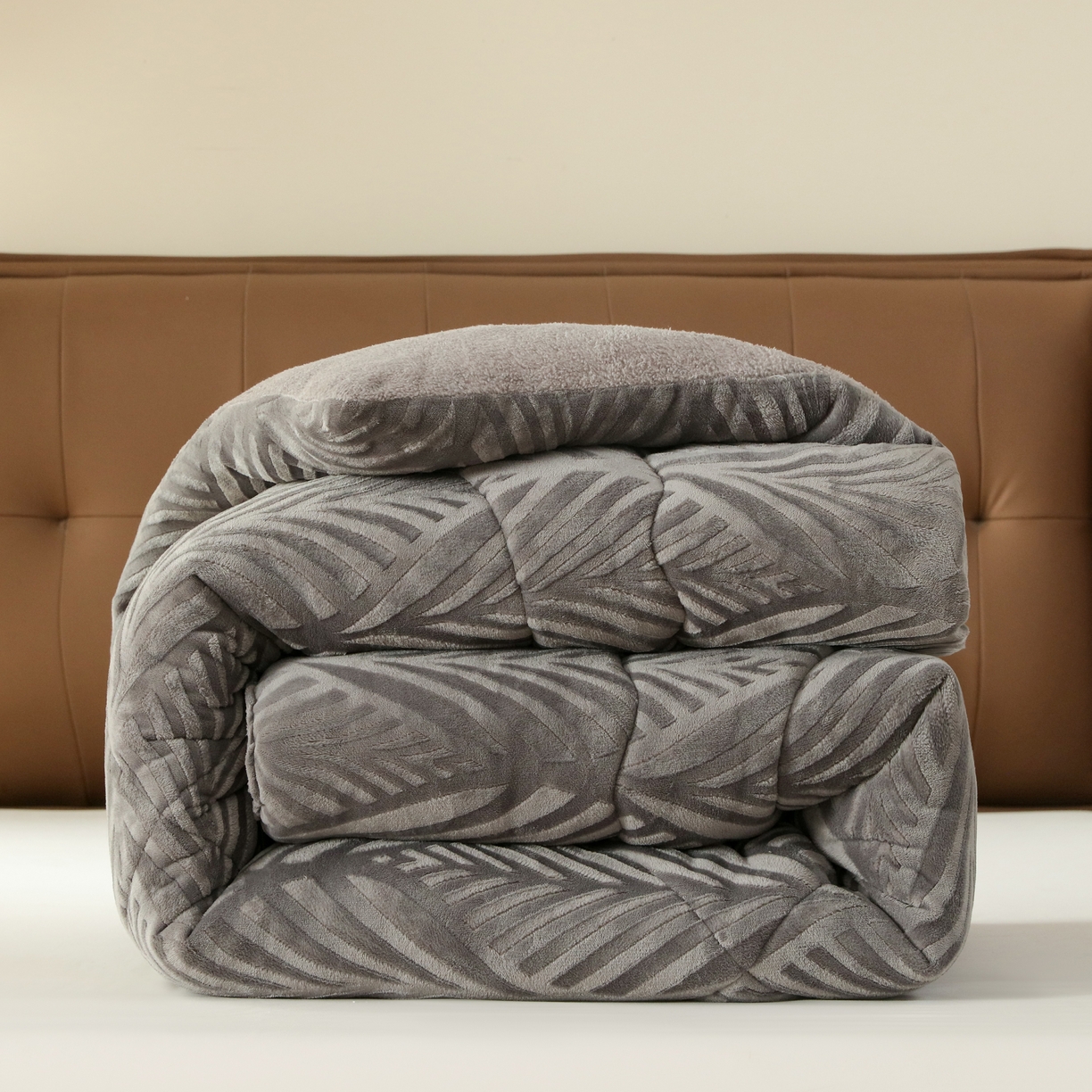 91家纺网 家纺一手货源 找家纺 爱微坊 2025年新款牛奶绒立体雕花加厚保暖冬被被子被芯 牛奶绒雕花-烟灰色