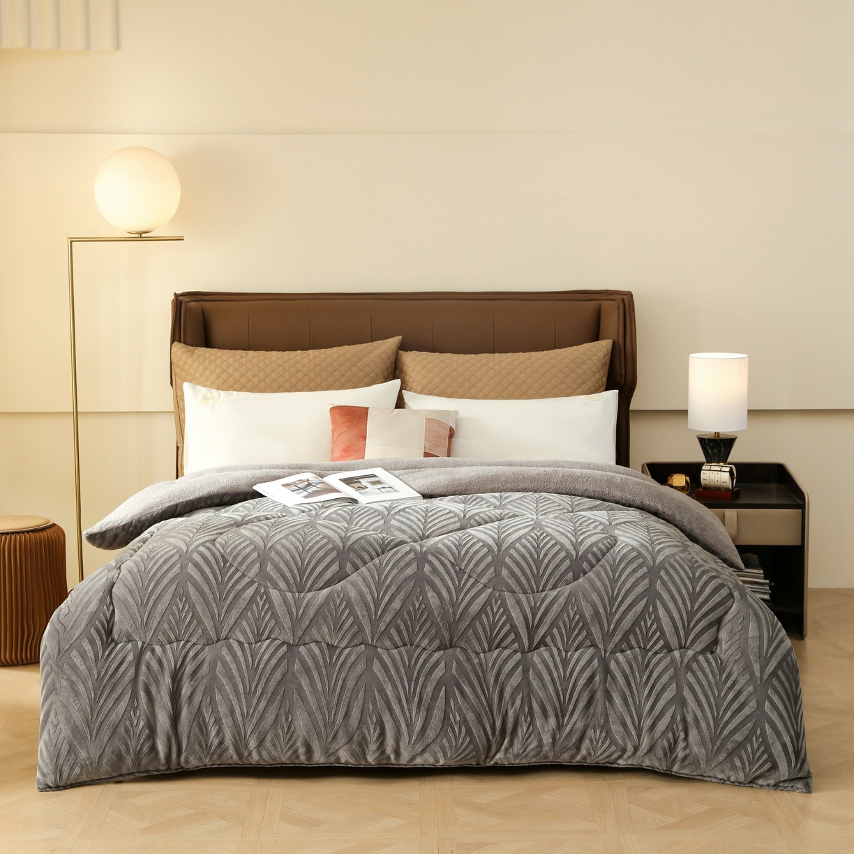 91家纺网 家纺一手货源 找家纺 爱微坊 2025年新款牛奶绒立体雕花加厚保暖冬被被子被芯 牛奶绒雕花-烟灰色