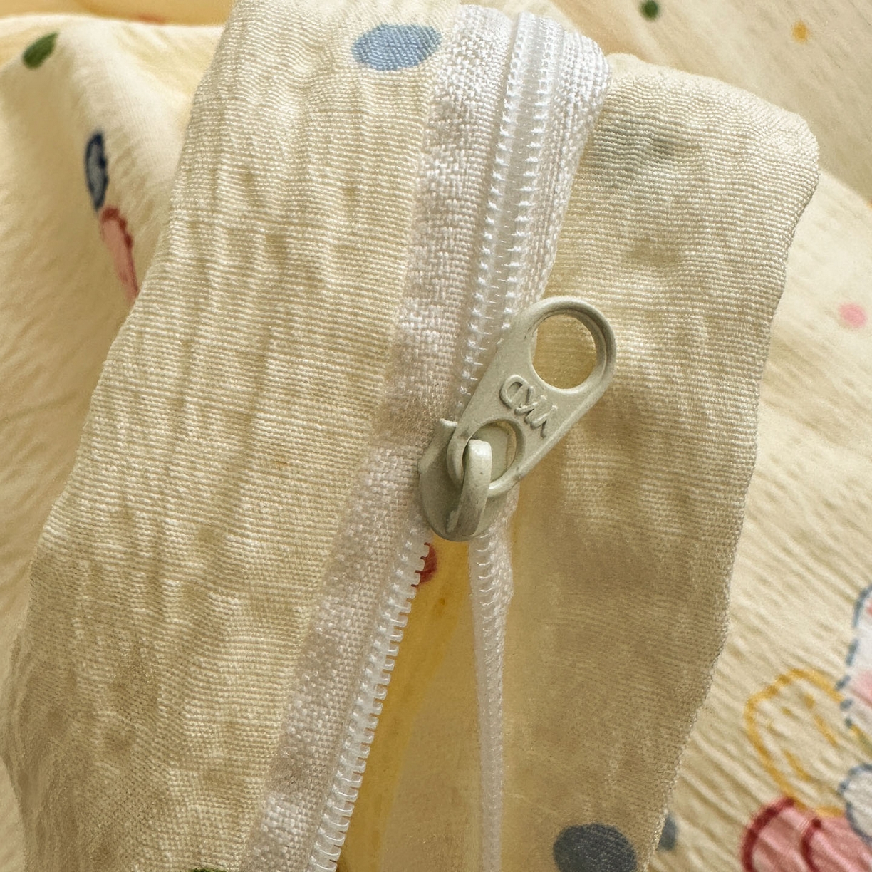 91家纺网 家纺一手货源 找家纺 卡斯诺家纺馆 2025新款A类皱皱棉双层纱印花四件套 奶油猫