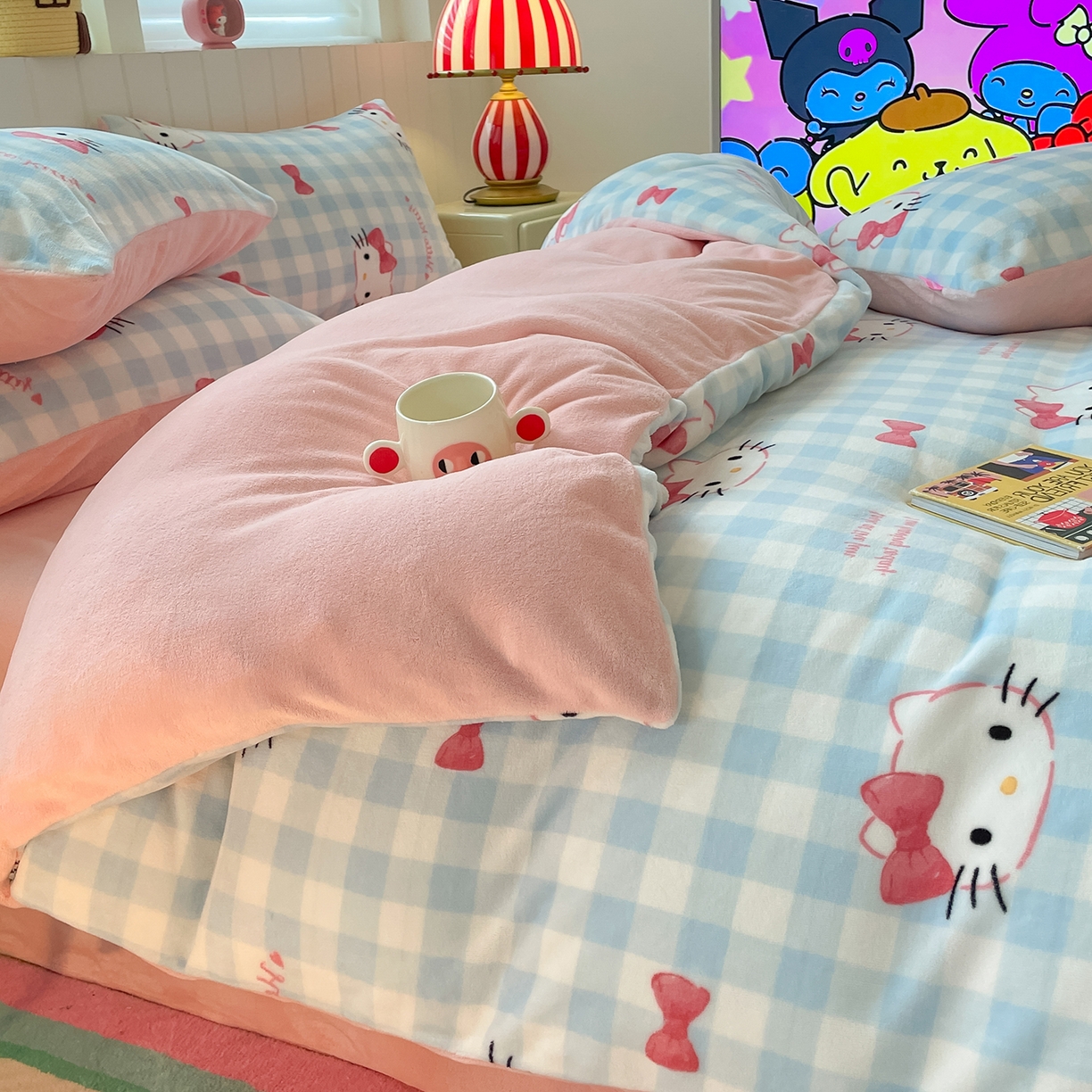 91家纺网 家纺一手货源 找家纺 金爱家 2025新款A类正版三丽鸥授权卡通加厚高克重牛奶绒系列四件套 绒三丽鸥-蓝格蝴蝶结kitty