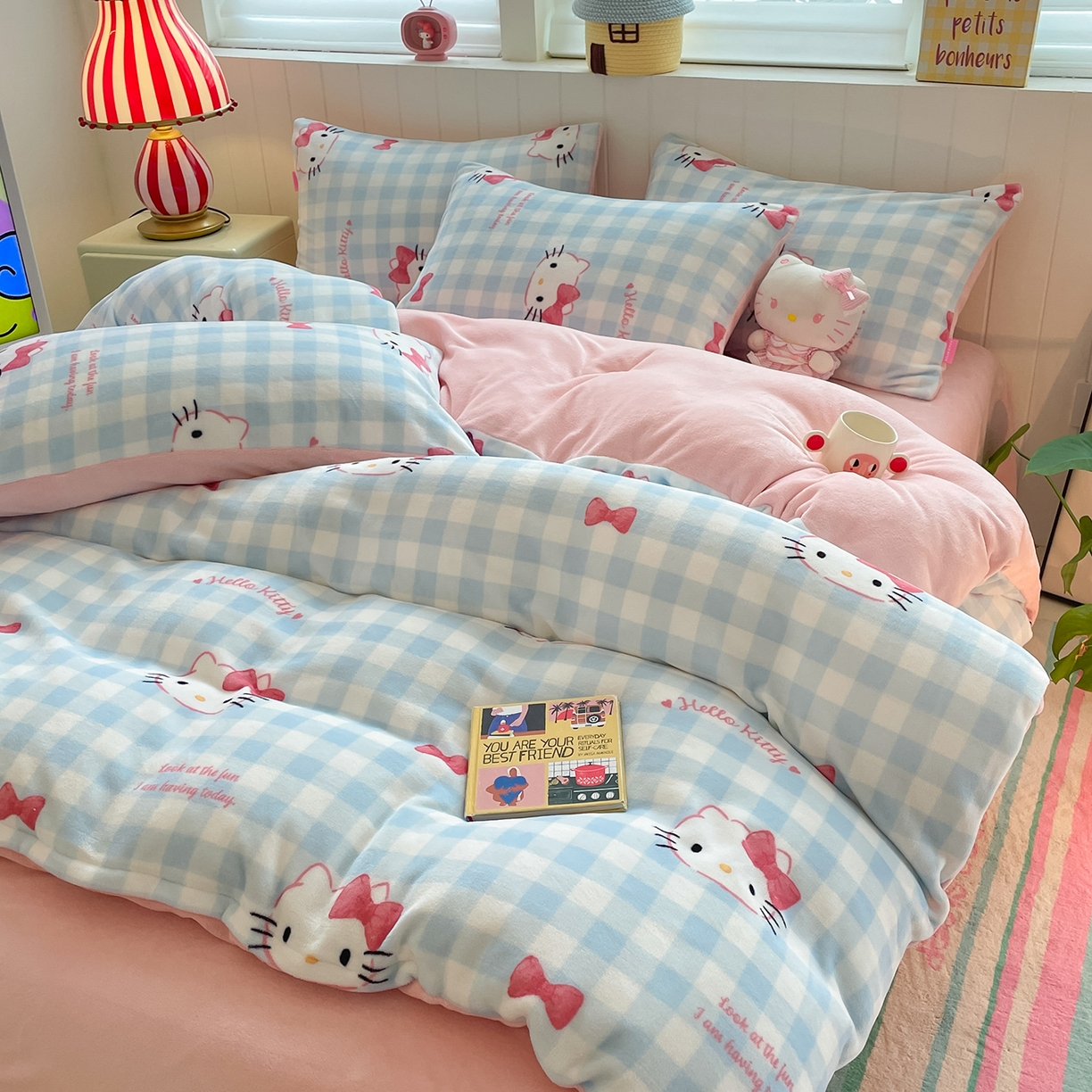 91家纺网 家纺一手货源 找家纺 金爱家 2025新款A类正版三丽鸥授权卡通加厚高克重牛奶绒系列四件套 绒三丽鸥-蓝格蝴蝶结kitty