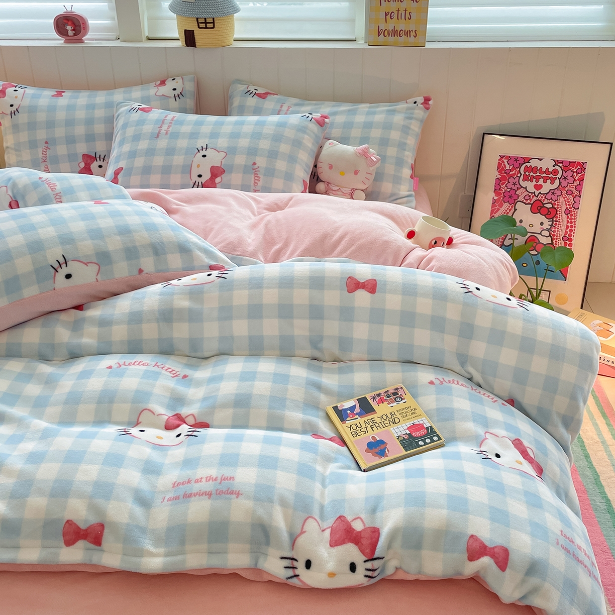 91家纺网 家纺一手货源 找家纺 金爱家 2025新款A类正版三丽鸥授权卡通加厚高克重牛奶绒系列四件套 绒三丽鸥-蓝格蝴蝶结kitty