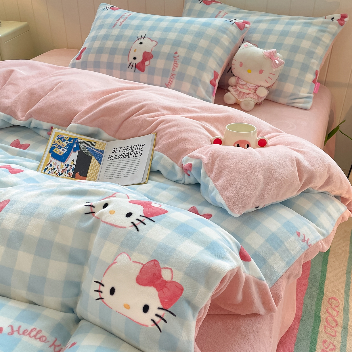 91家纺网 家纺一手货源 找家纺 金爱家 2025新款A类正版三丽鸥授权卡通加厚高克重牛奶绒系列四件套 绒三丽鸥-蓝格蝴蝶结kitty