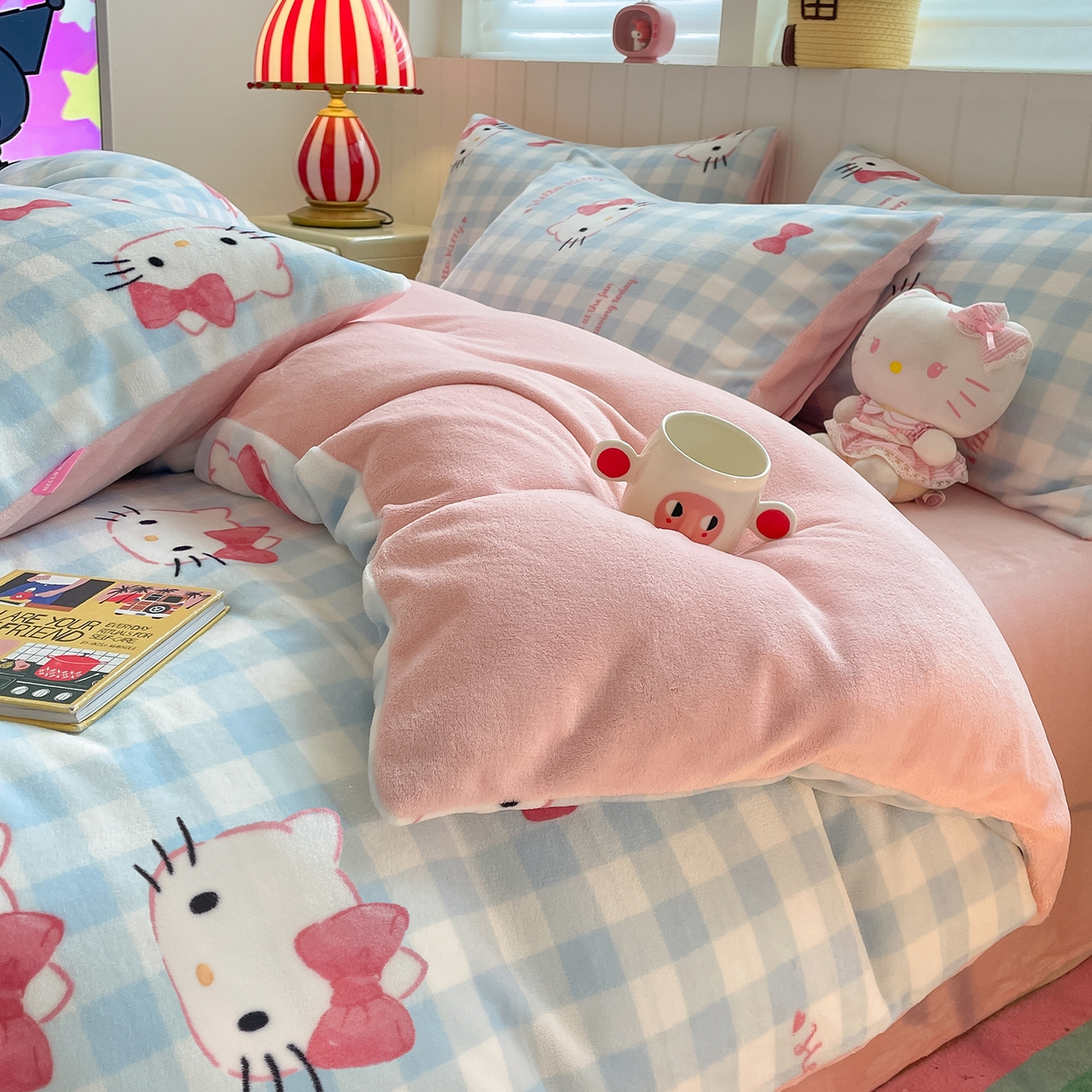 91家纺网 家纺一手货源 找家纺 金爱家 2025新款A类正版三丽鸥授权卡通加厚高克重牛奶绒系列四件套 绒三丽鸥-蓝格蝴蝶结kitty