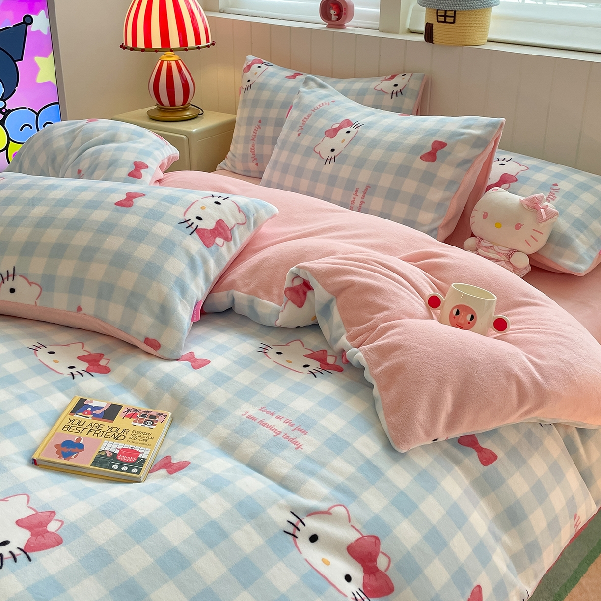 91家纺网 家纺一手货源 找家纺 金爱家 2025新款A类正版三丽鸥授权卡通加厚高克重牛奶绒系列四件套 绒三丽鸥-蓝格蝴蝶结kitty