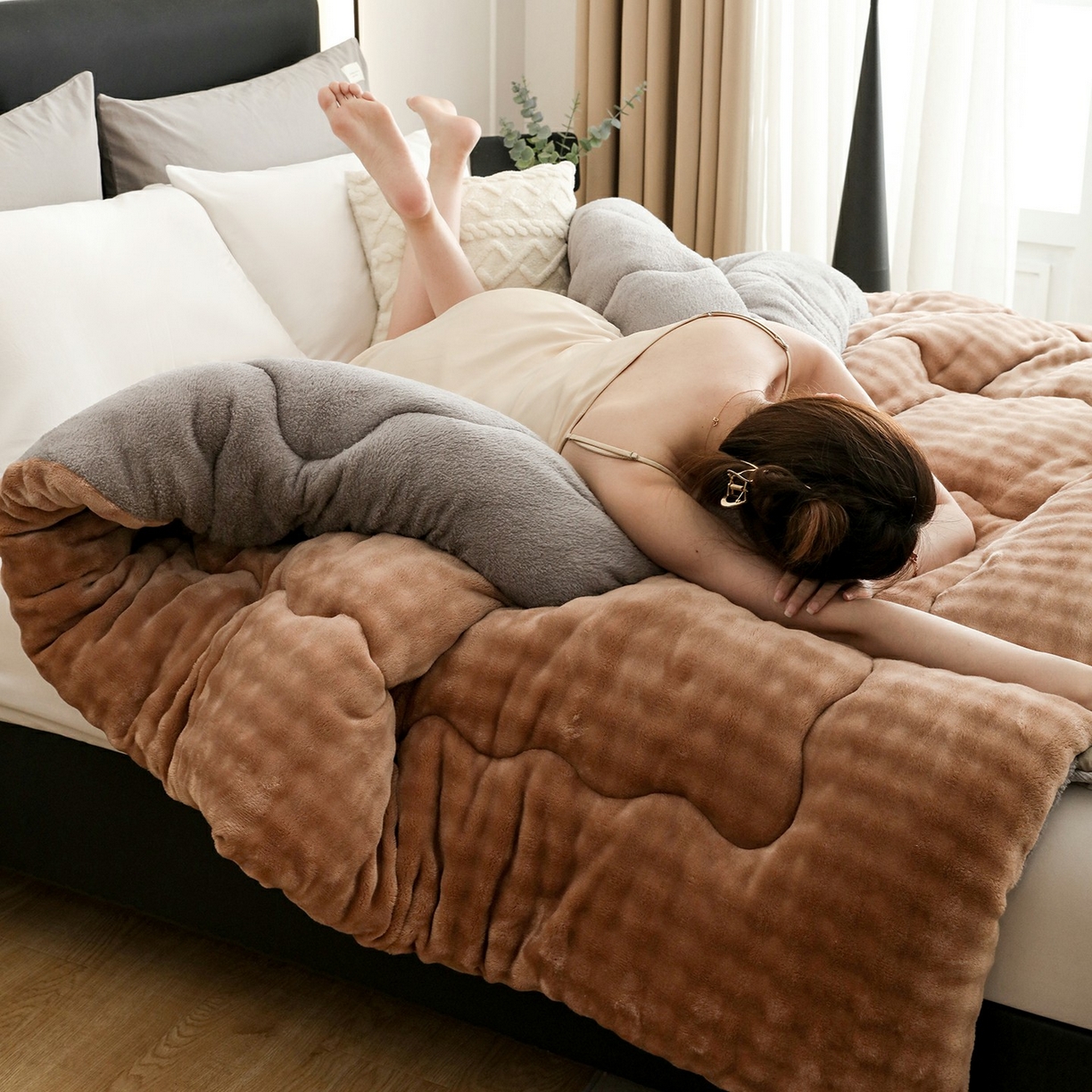 91家纺网 家纺一手货源 找家纺 爱微坊 2025新款兔毛牛奶绒加厚保暖冬被子被芯 加厚兔毛牛奶绒-棕拼灰