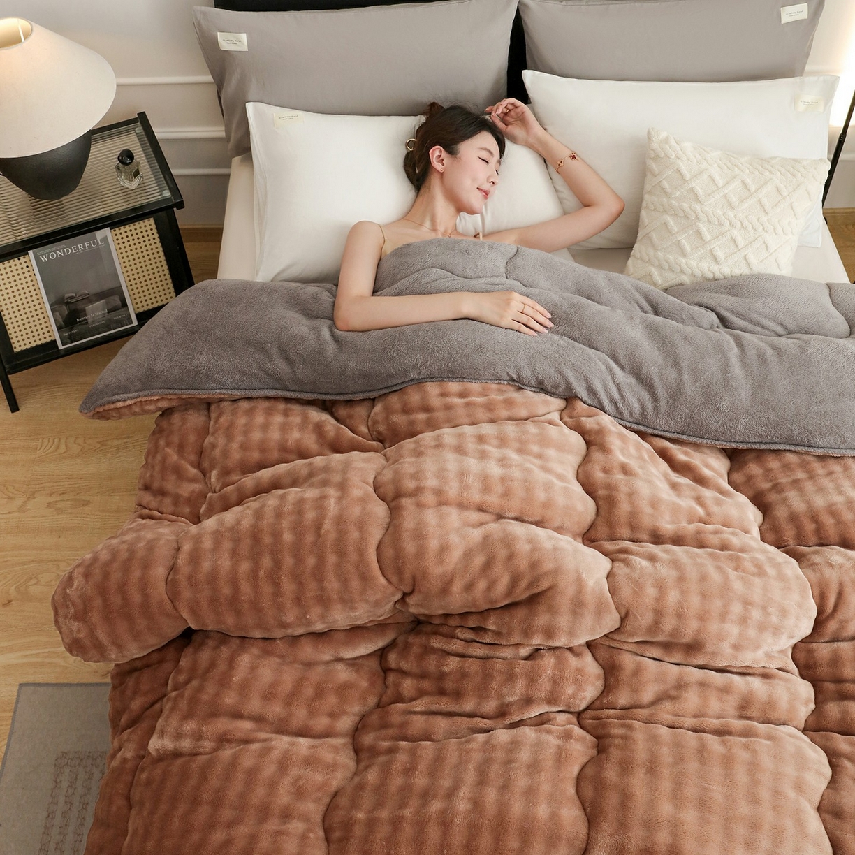 91家纺网 家纺一手货源 找家纺 爱微坊 2025新款兔毛牛奶绒加厚保暖冬被子被芯 加厚兔毛牛奶绒-棕拼灰