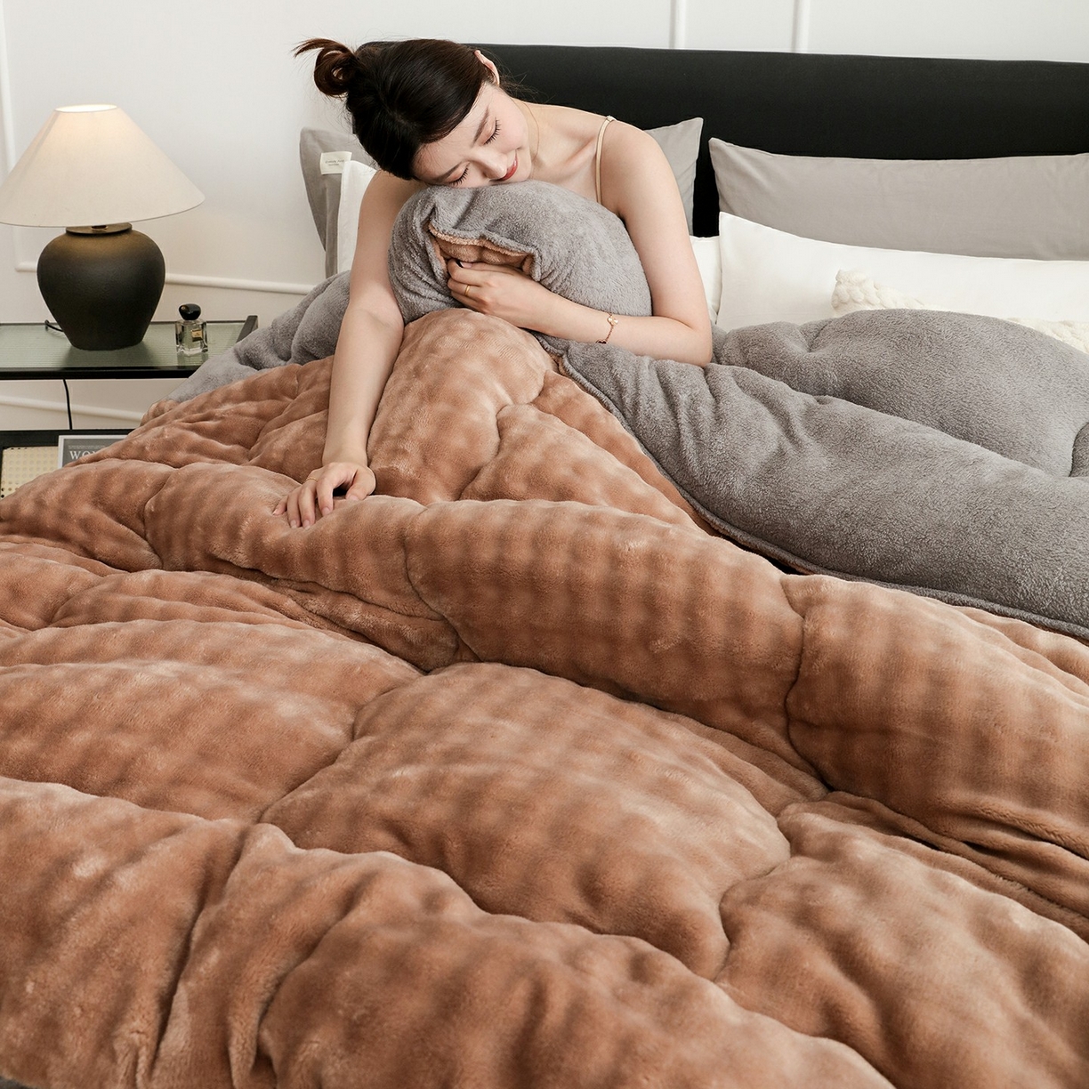 91家纺网 家纺一手货源 找家纺 爱微坊 2025新款兔毛牛奶绒加厚保暖冬被子被芯 加厚兔毛牛奶绒-棕拼灰