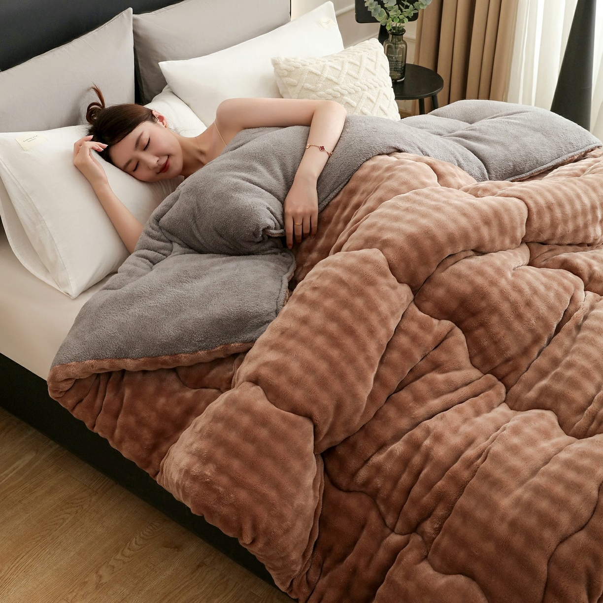 91家纺网 家纺一手货源 找家纺 爱微坊 2025新款兔毛牛奶绒加厚保暖冬被子被芯 加厚兔毛牛奶绒-棕拼灰