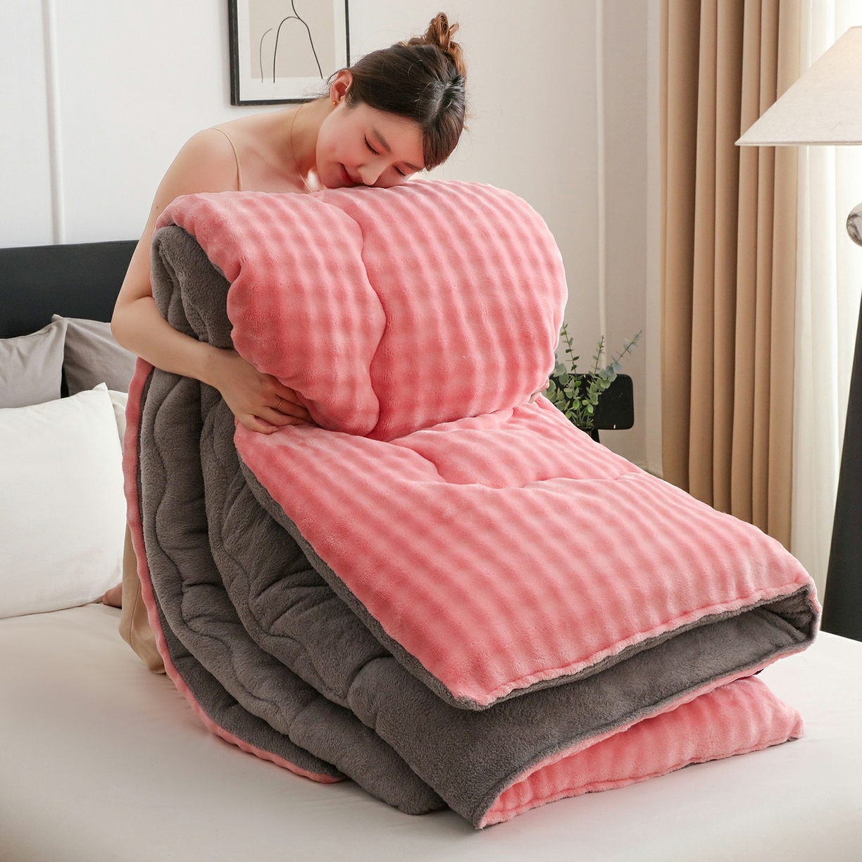 91家纺网 家纺一手货源 找家纺 爱微坊 2025新款兔毛牛奶绒加厚保暖冬被子被芯 加厚兔毛牛奶绒-粉拼灰