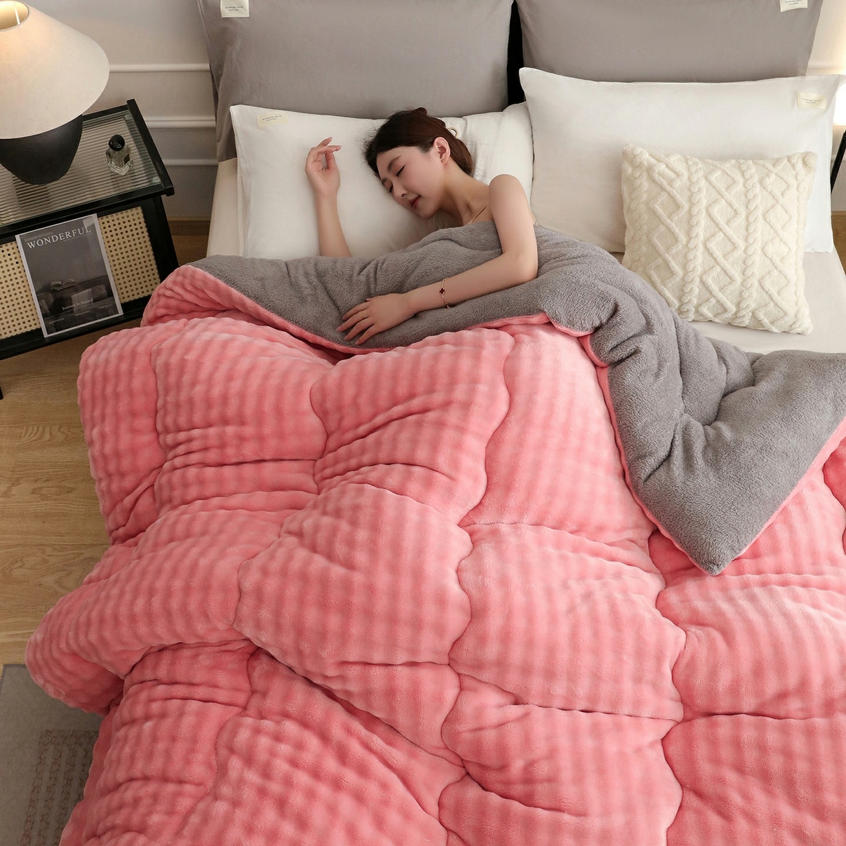 91家纺网 家纺一手货源 找家纺 爱微坊 2025新款兔毛牛奶绒加厚保暖冬被子被芯 加厚兔毛牛奶绒-粉拼灰