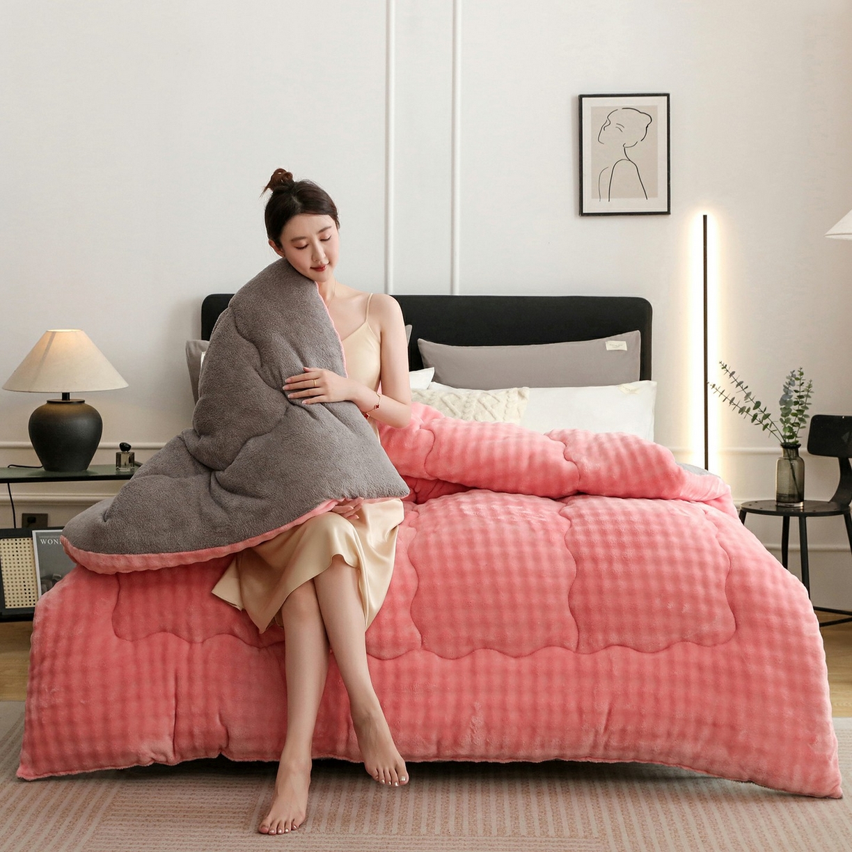 91家纺网 家纺一手货源 找家纺 爱微坊 2025新款兔毛牛奶绒加厚保暖冬被子被芯 加厚兔毛牛奶绒-粉拼灰