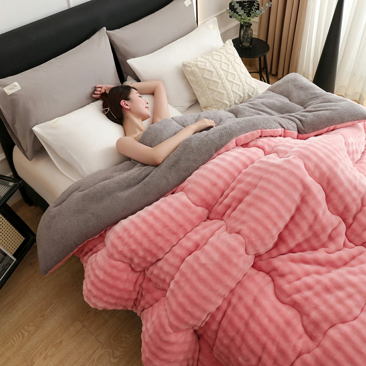 91家纺网 家纺一手货源 找家纺 爱微坊 2025新款兔毛牛奶绒加厚保暖冬被子被芯 加厚兔毛牛奶绒-粉拼灰