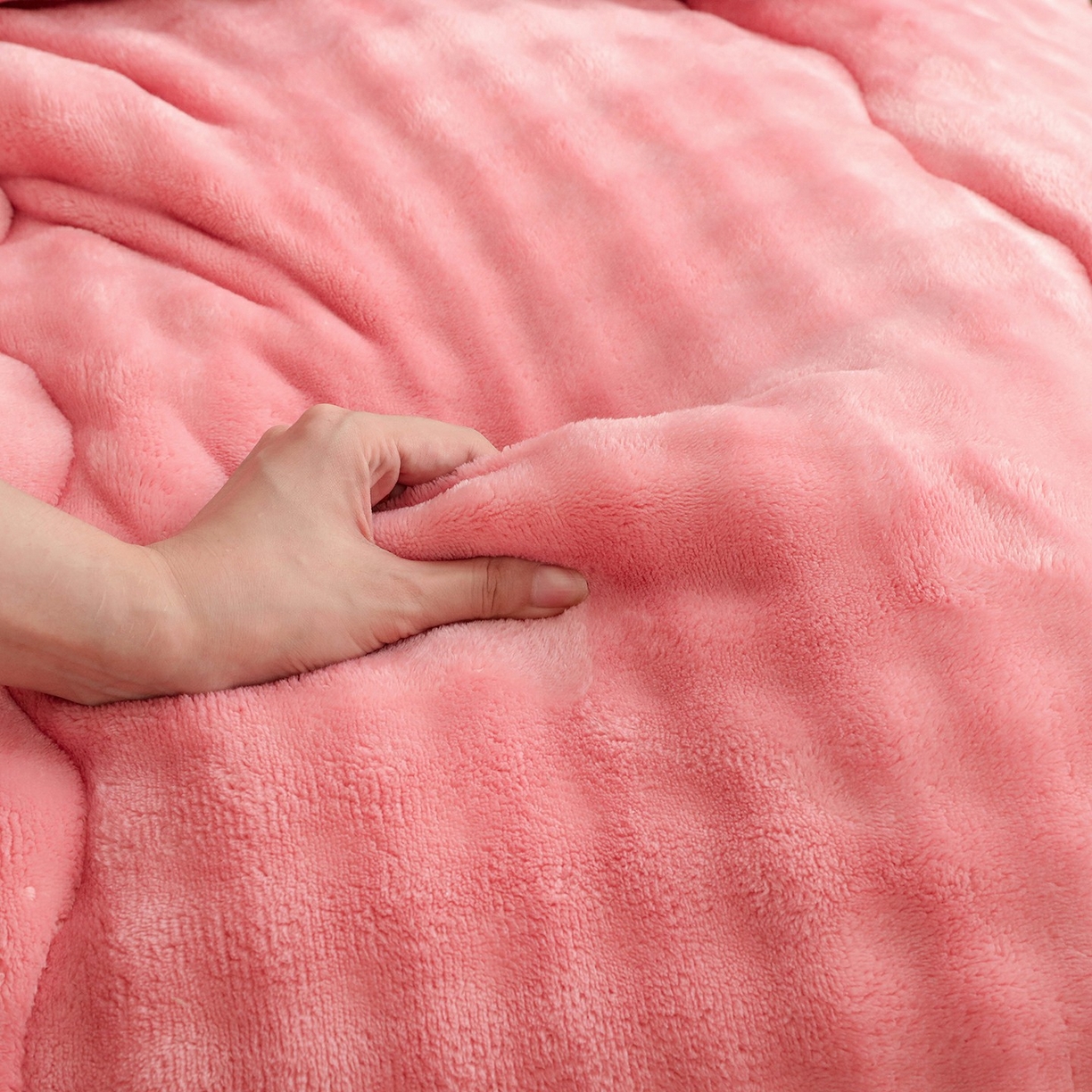 91家纺网 家纺一手货源 找家纺 爱微坊 2025新款兔毛牛奶绒加厚保暖冬被子被芯 加厚兔毛牛奶绒-粉拼灰