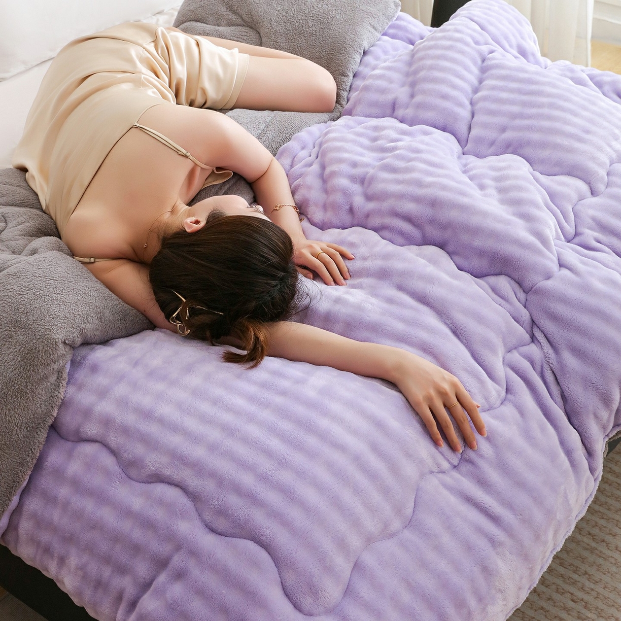 91家纺网 家纺一手货源 找家纺 爱微坊 2025新款兔毛牛奶绒加厚保暖冬被子被芯 加厚兔毛牛奶绒-紫拼灰
