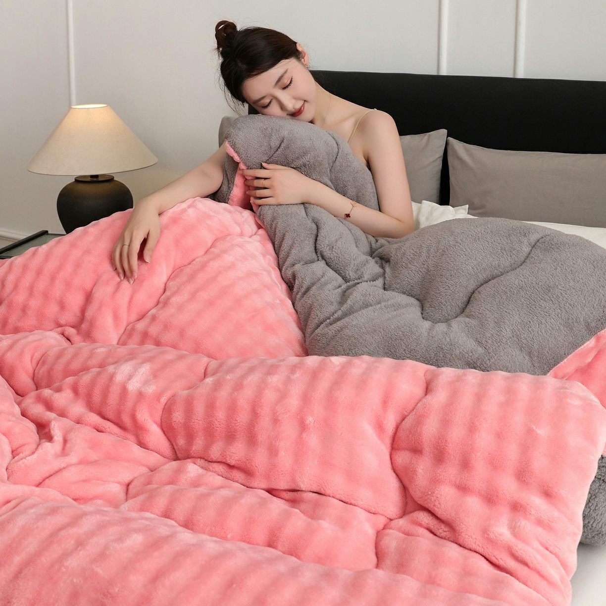 91家纺网 家纺一手货源 找家纺 爱微坊 2025新款兔毛牛奶绒加厚保暖冬被子被芯 加厚兔毛牛奶绒-粉拼灰