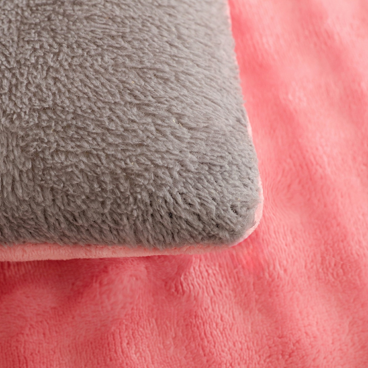 91家纺网 家纺一手货源 找家纺 爱微坊 2025新款兔毛牛奶绒加厚保暖冬被子被芯 加厚兔毛牛奶绒-粉拼灰