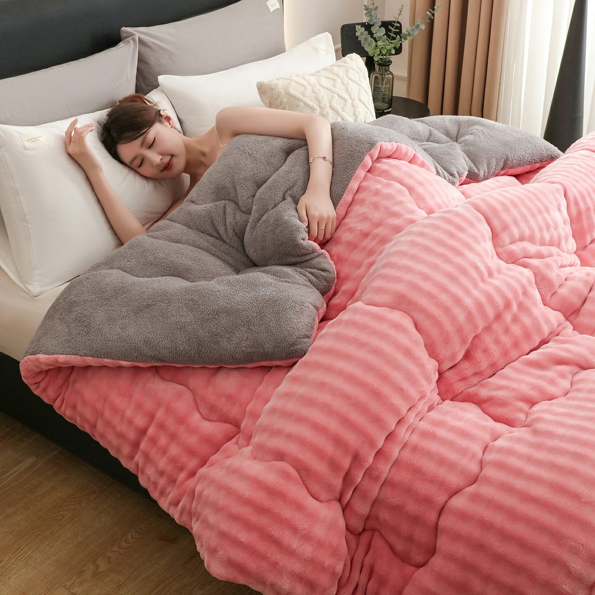 91家纺网 家纺一手货源 找家纺 爱微坊 2025新款兔毛牛奶绒加厚保暖冬被子被芯 加厚兔毛牛奶绒-粉拼灰