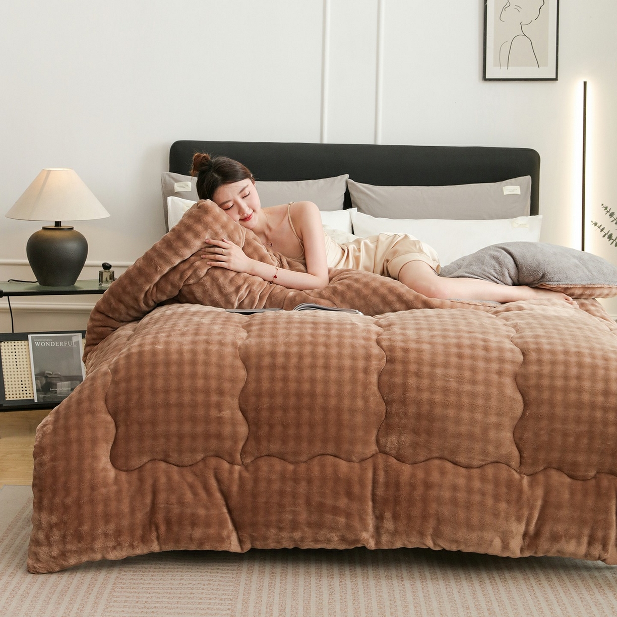 91家纺网 家纺一手货源 找家纺 爱微坊 2025新款兔毛牛奶绒加厚保暖冬被子被芯 加厚兔毛牛奶绒-棕拼灰