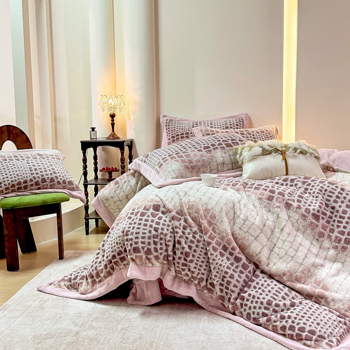 91家纺网 家纺一手货源 找家纺 优姿家纺 2025新款380克11斤兔毛绒印花四件套 斑斓-豆沙