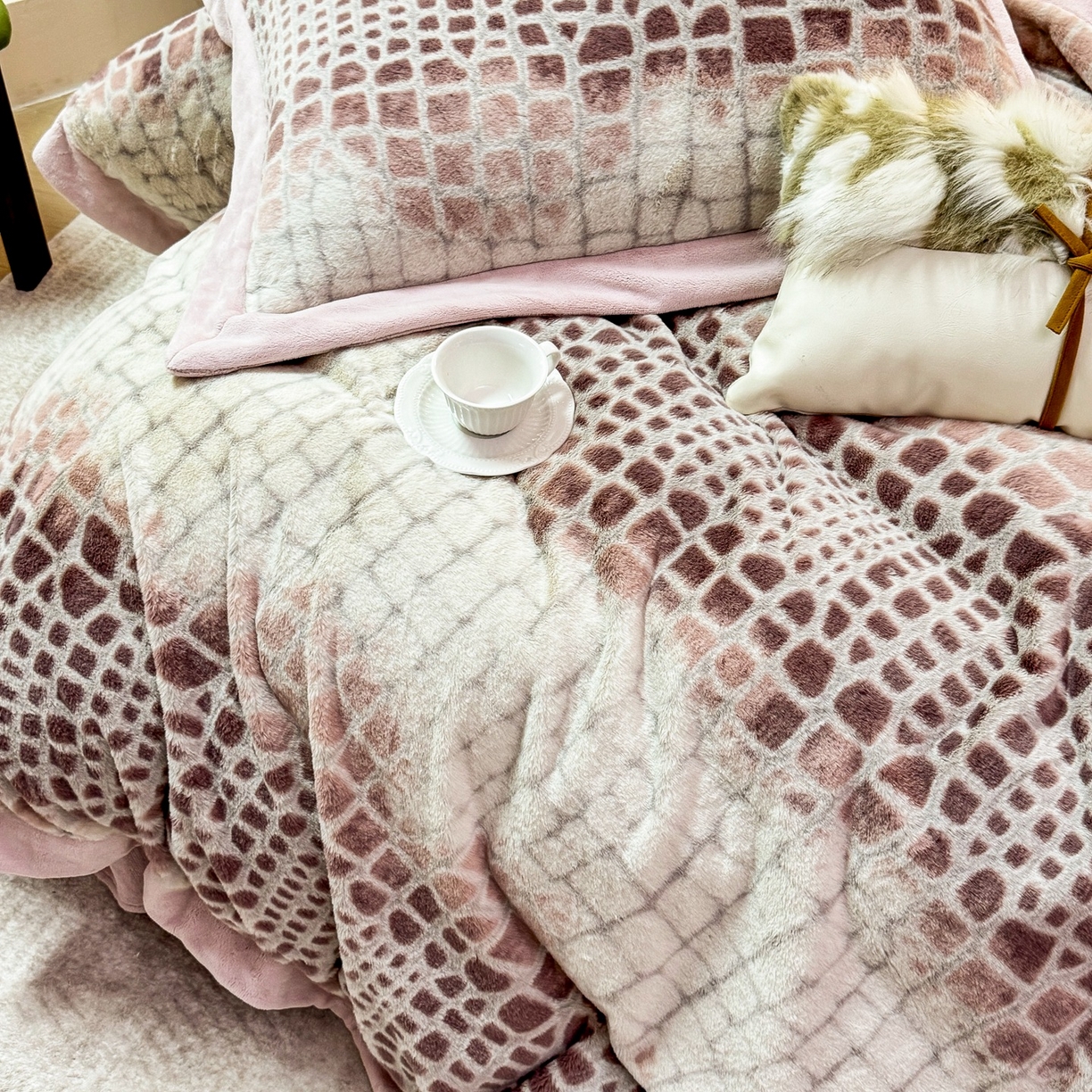 91家纺网 家纺一手货源 找家纺 优姿家纺 2025新款380克11斤兔毛绒印花四件套 斑斓-豆沙