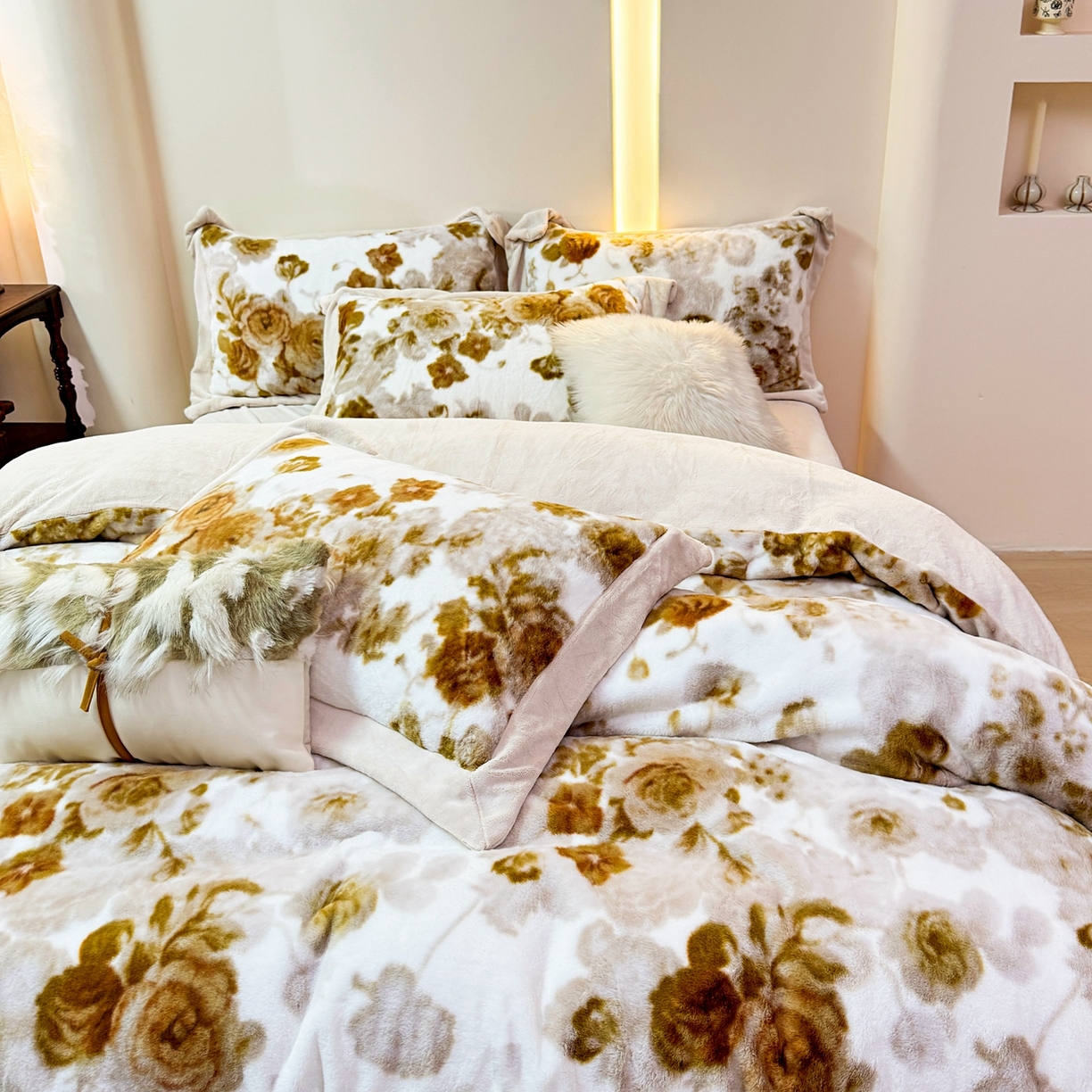 91家纺网 家纺一手货源 找家纺 优姿家纺 2025新款380克11斤兔毛绒印花四件套 古奈-香槟色