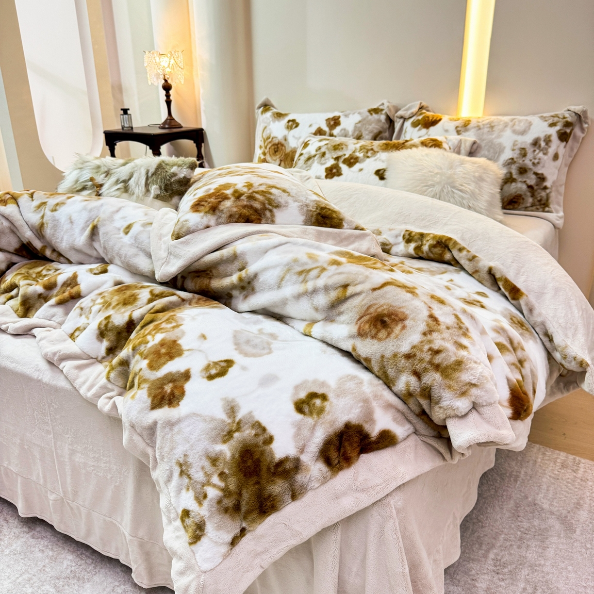 91家纺网 家纺一手货源 找家纺 优姿家纺 2025新款380克11斤兔毛绒印花四件套 古奈-香槟色