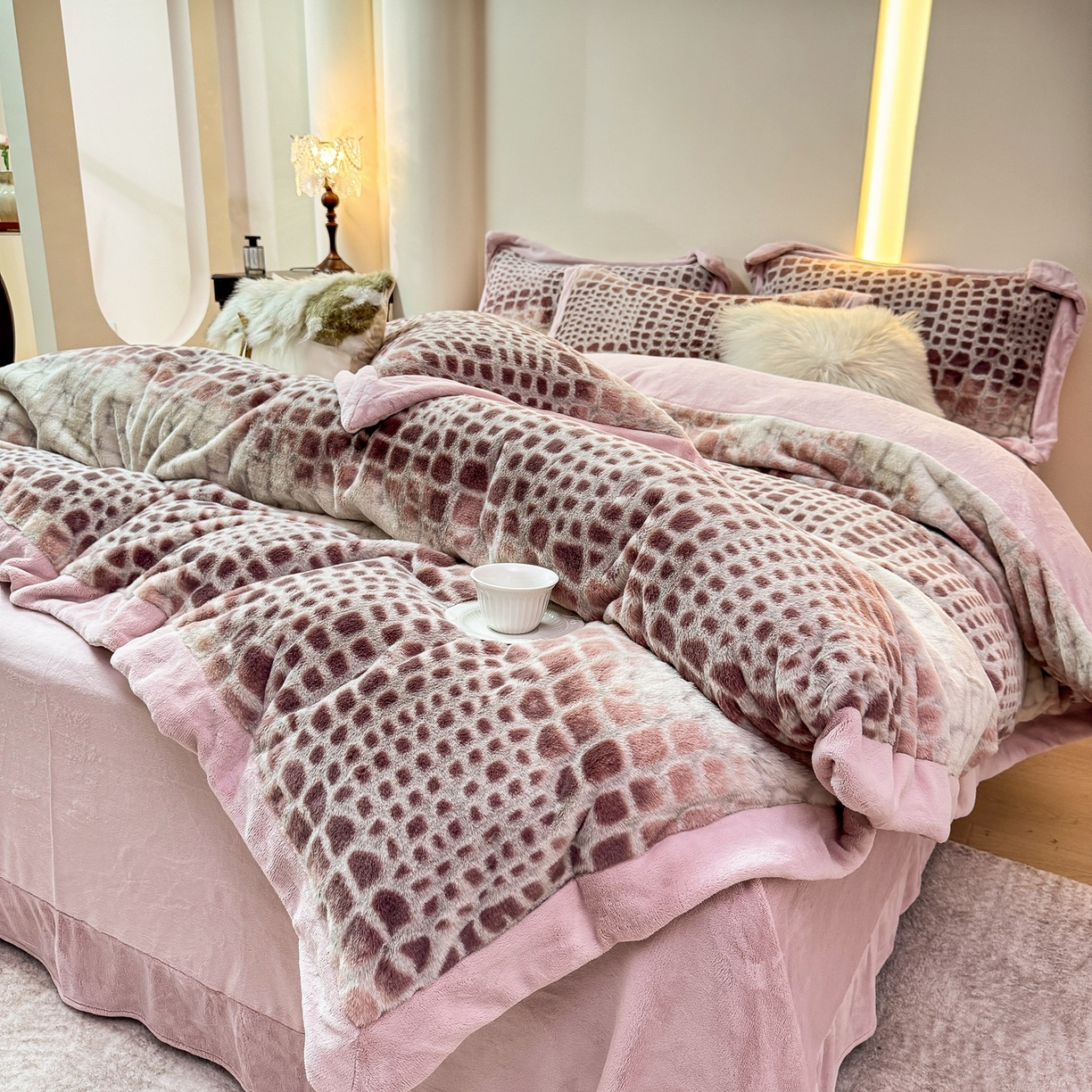 91家纺网 家纺一手货源 找家纺 优姿家纺 2025新款380克11斤兔毛绒印花四件套 斑斓-豆沙