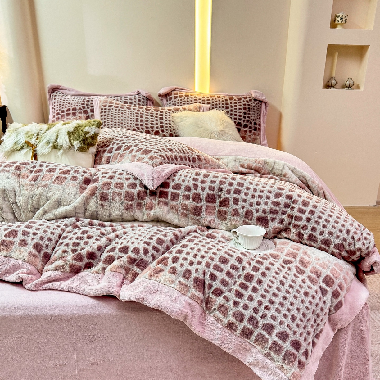 91家纺网 家纺一手货源 找家纺 优姿家纺 2025新款380克11斤兔毛绒印花四件套 斑斓-豆沙