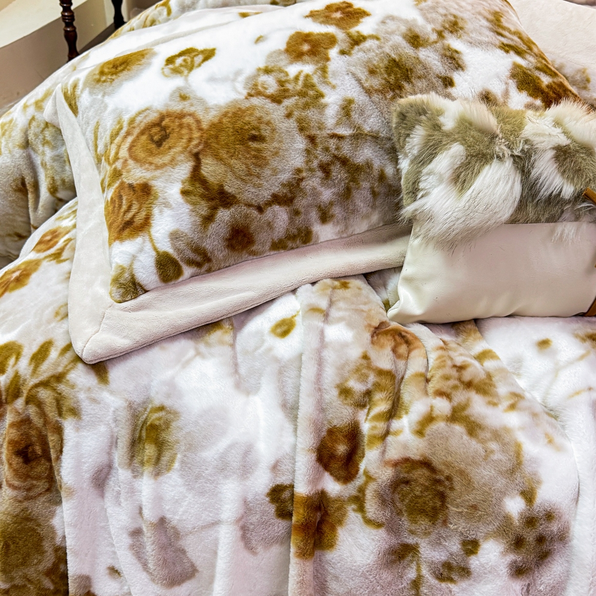 91家纺网 家纺一手货源 找家纺 优姿家纺 2025新款380克11斤兔毛绒印花四件套 古奈-香槟色