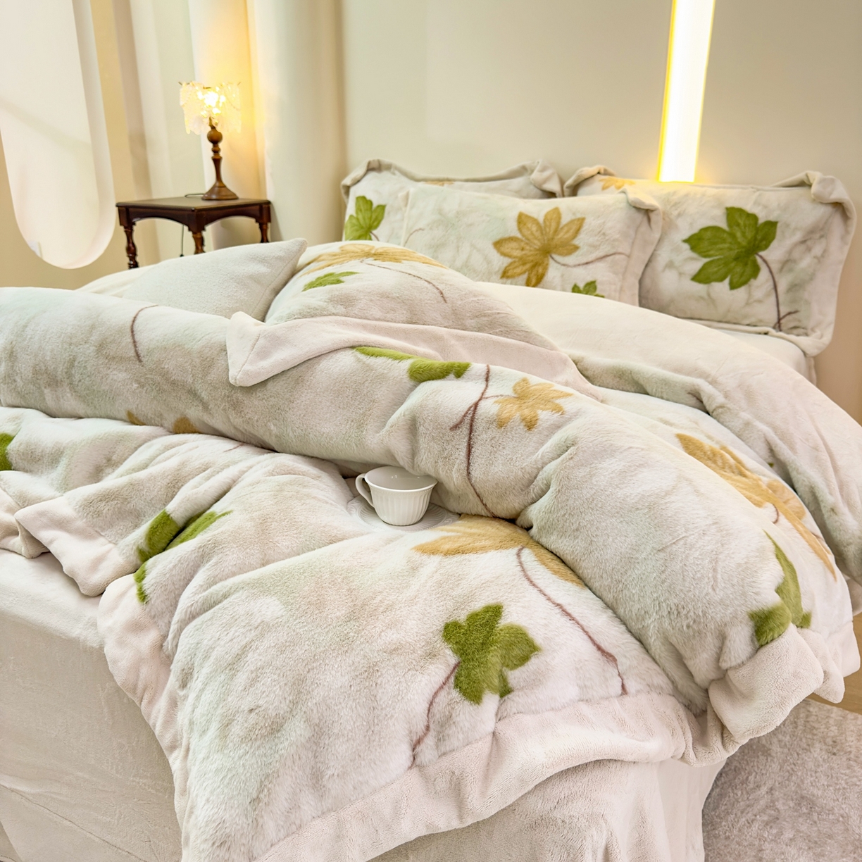 91家纺网 家纺一手货源 找家纺 优姿家纺 2025新款380克11斤兔毛绒印花四件套 秋枫-米色