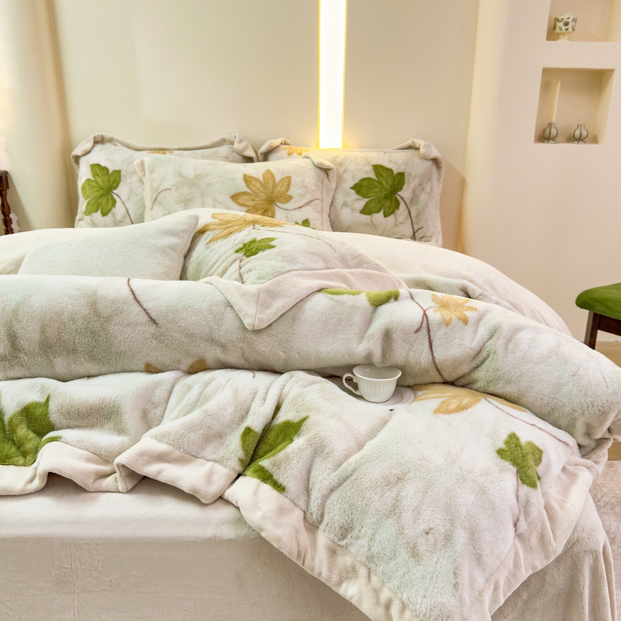 91家纺网 家纺一手货源 找家纺 优姿家纺 2025新款380克11斤兔毛绒印花四件套 秋枫-米色