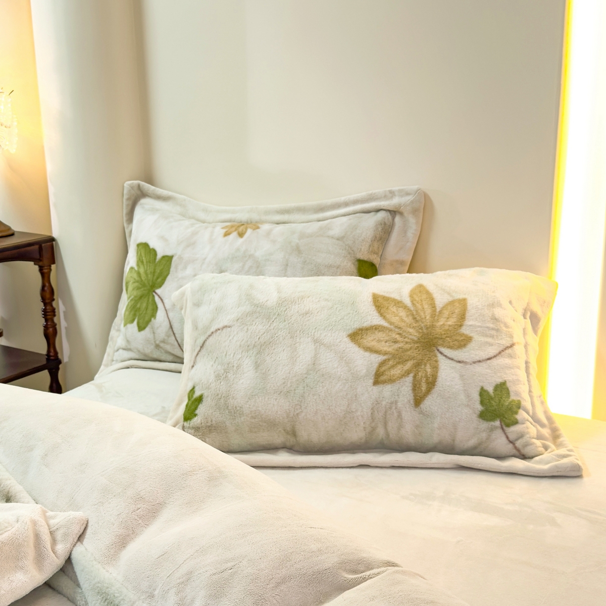 91家纺网 家纺一手货源 找家纺 优姿家纺 2025新款380克11斤兔毛绒印花四件套 秋枫-米色