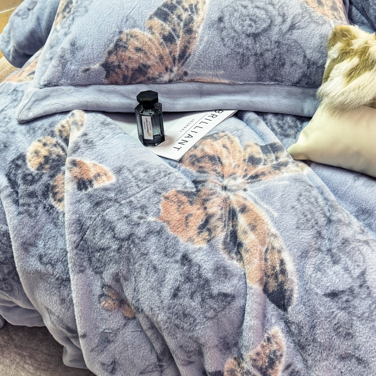 91家纺网 家纺一手货源 找家纺 优姿家纺 2025新款380克11斤兔毛绒印花四件套 蝶曼-雅灰